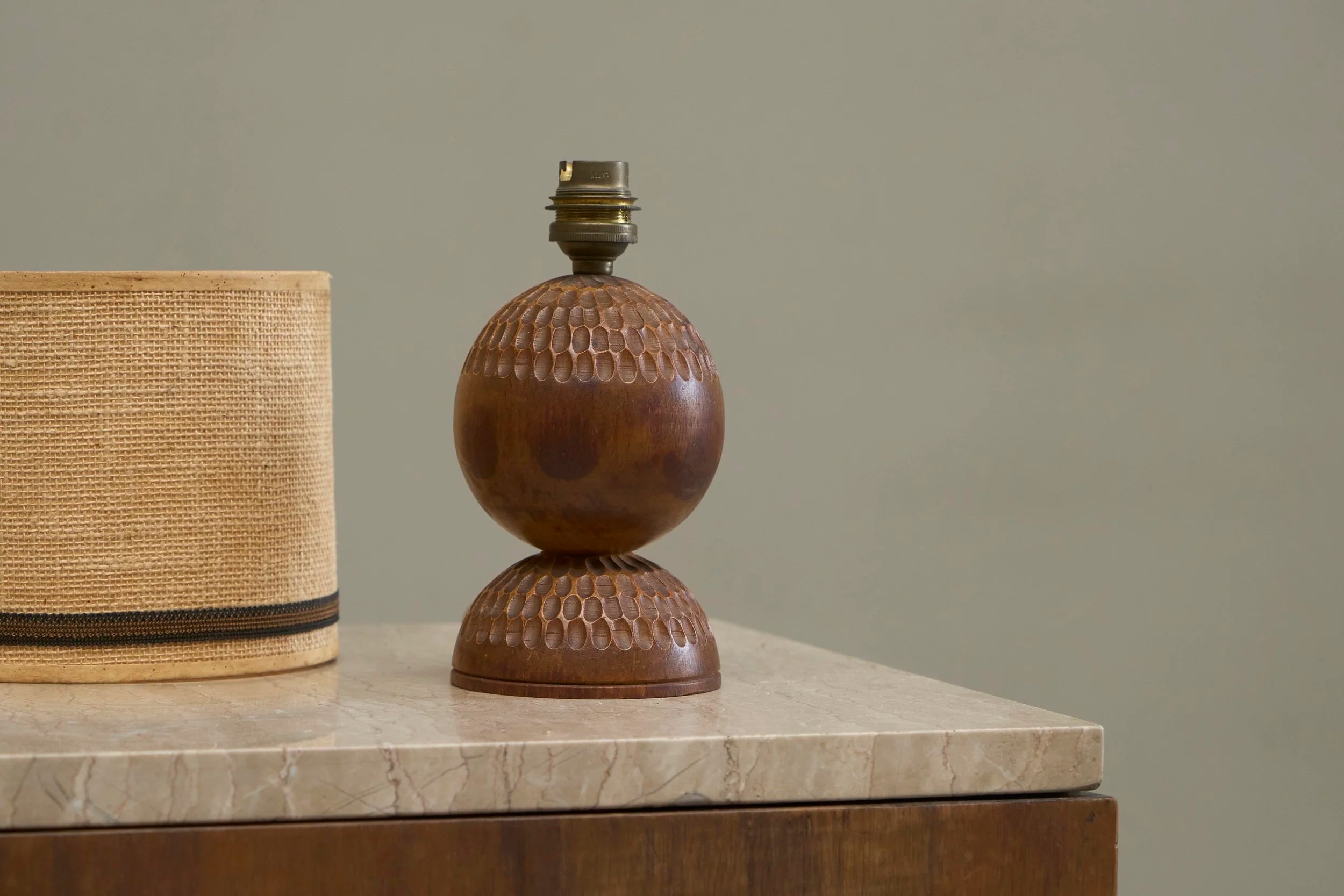 Wonderful Table Lamp in Carved Wood with Shade in Woven Jute 1960s — view 9