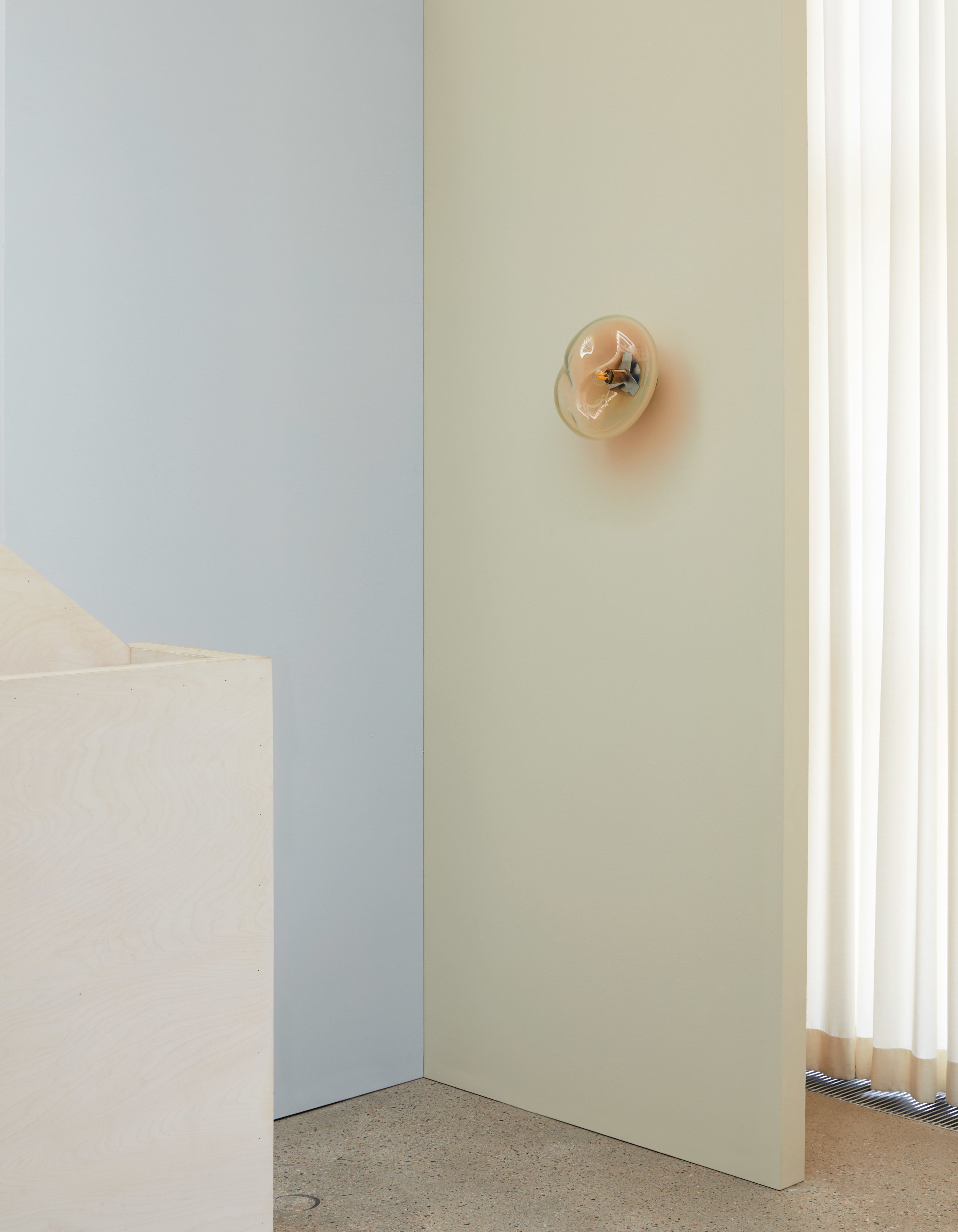AIRISI wall lamp - size S (L: 27cm-30cm) — side view on light-colored wall