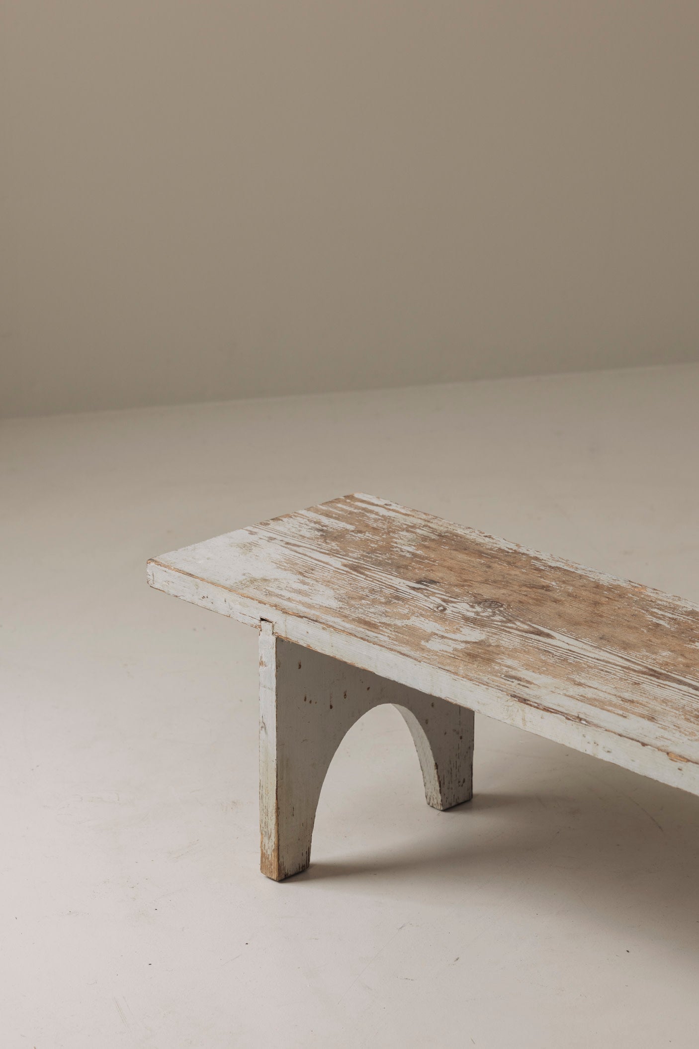 Rough patinated Swedish bench from the 1950s. — close-up