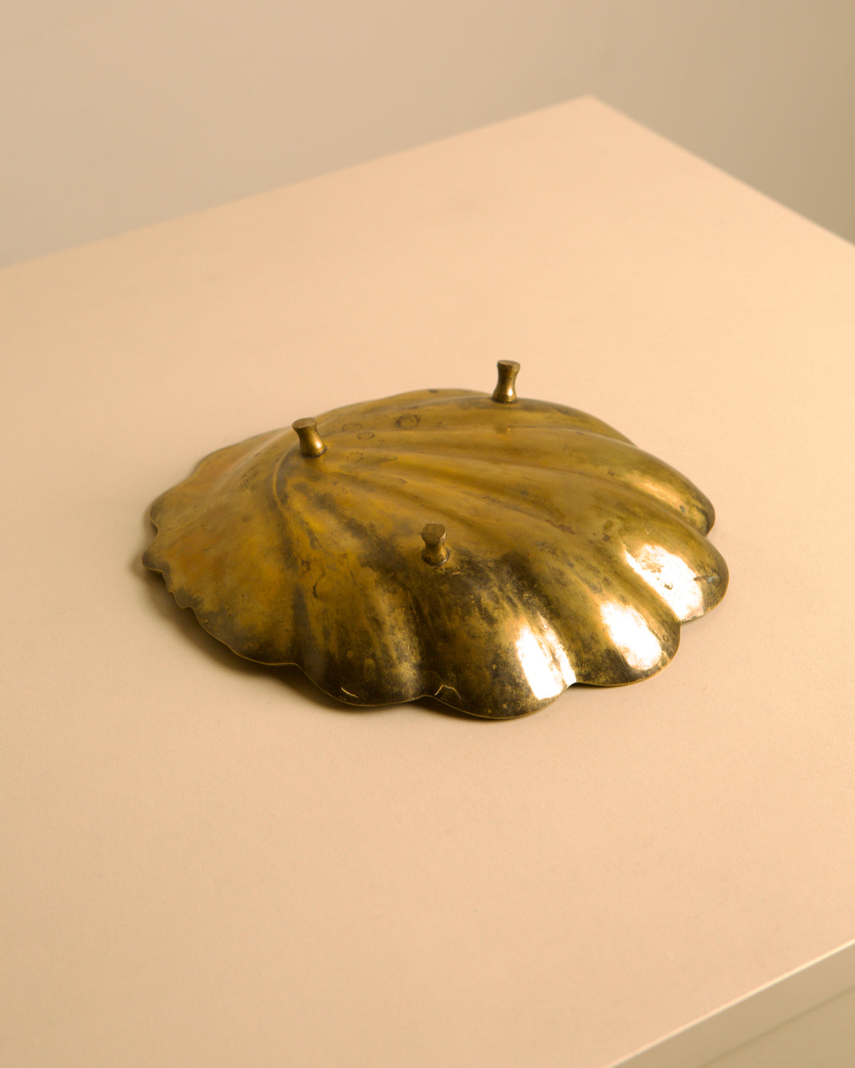 Large Italian brass scallop shell catch-all, 1960s — close-up