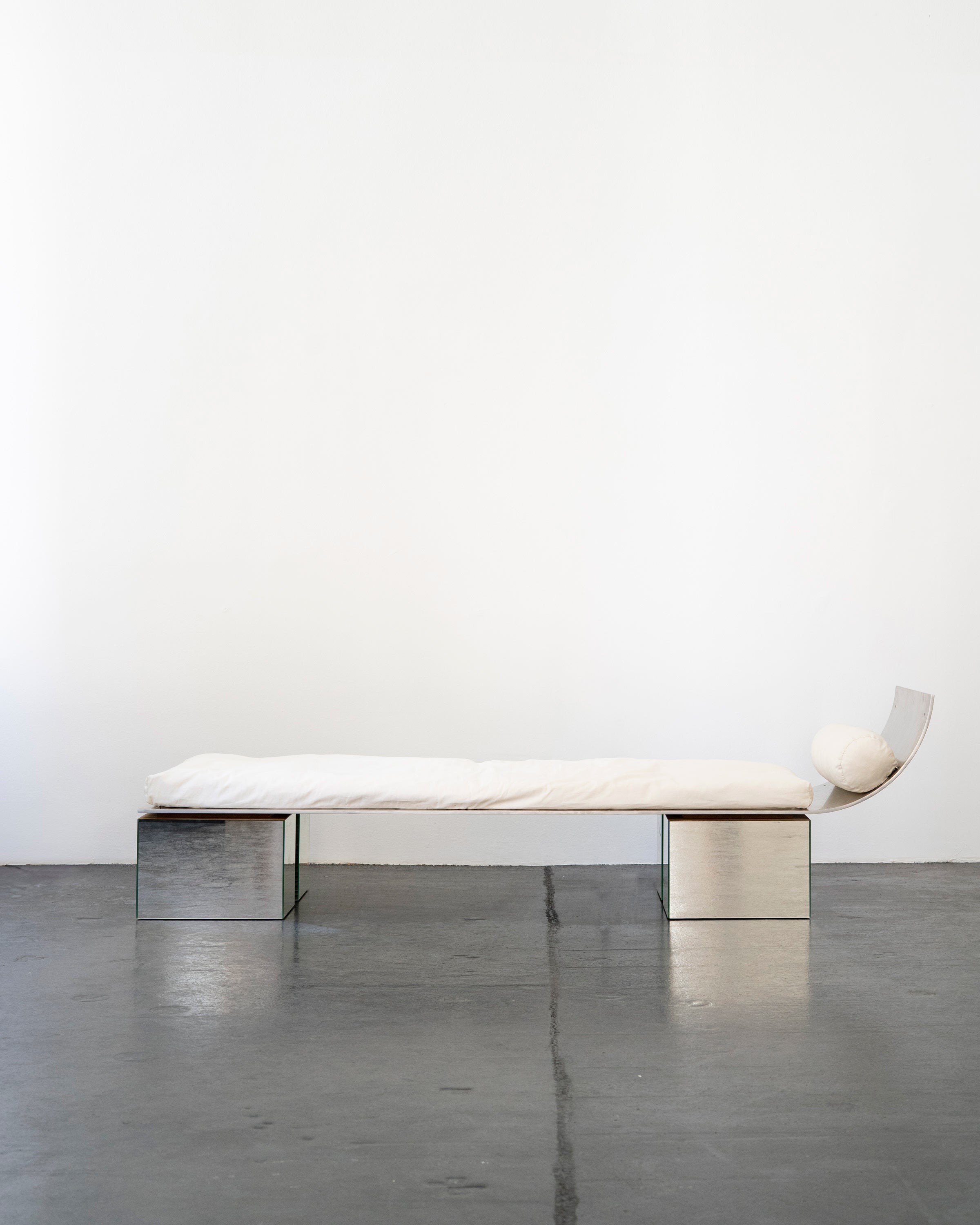 Minimalism Daybed DN_S2501 in Aluminium  — lifestyle setting