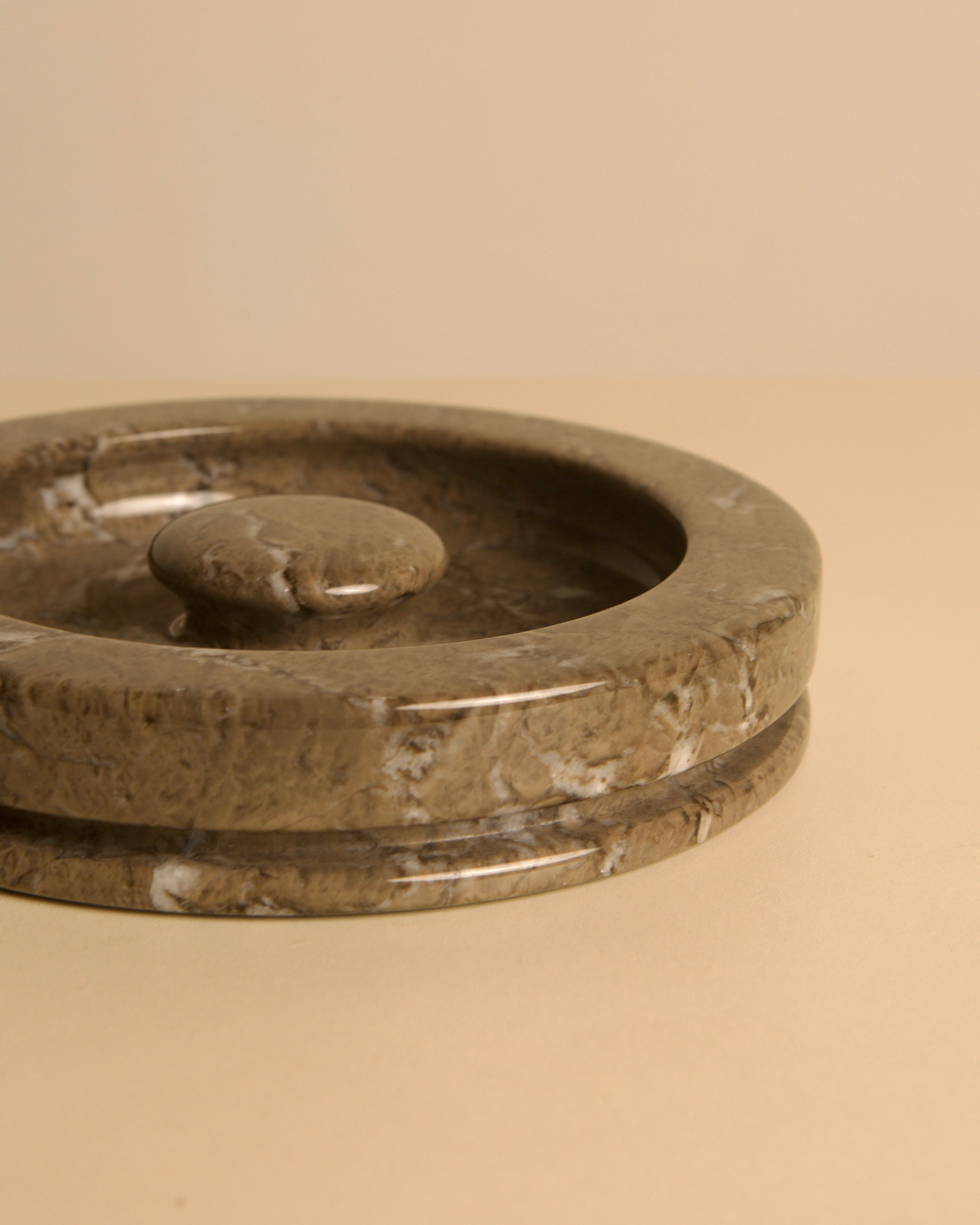 Angelo Mangiarotti for Knoll Grey Marble Ashtray No. 8532, 1960s — close-up