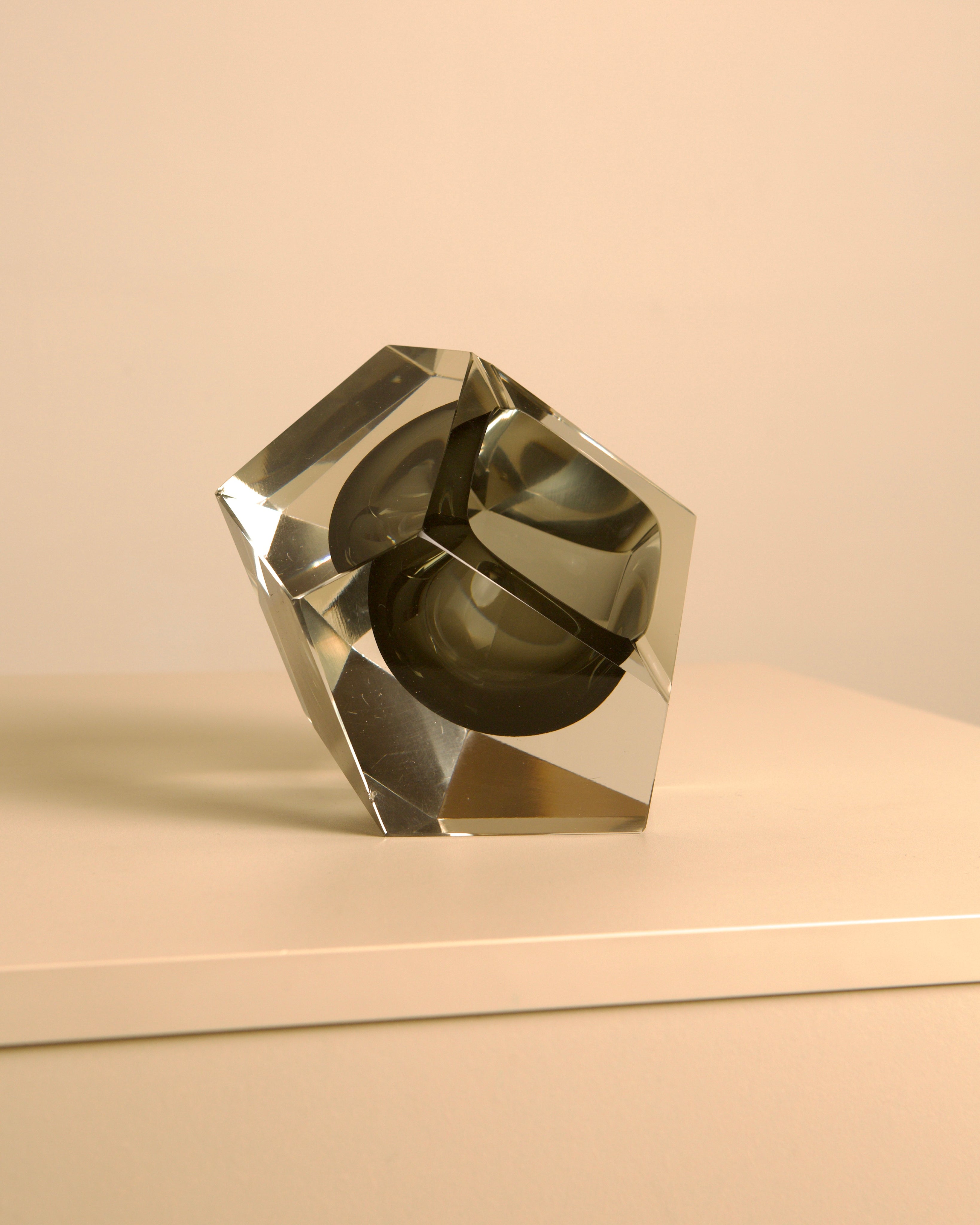 Large black "Diamond" Murano glass ashtray by Flavio Poli for Seguso 80's — lifestyle setting