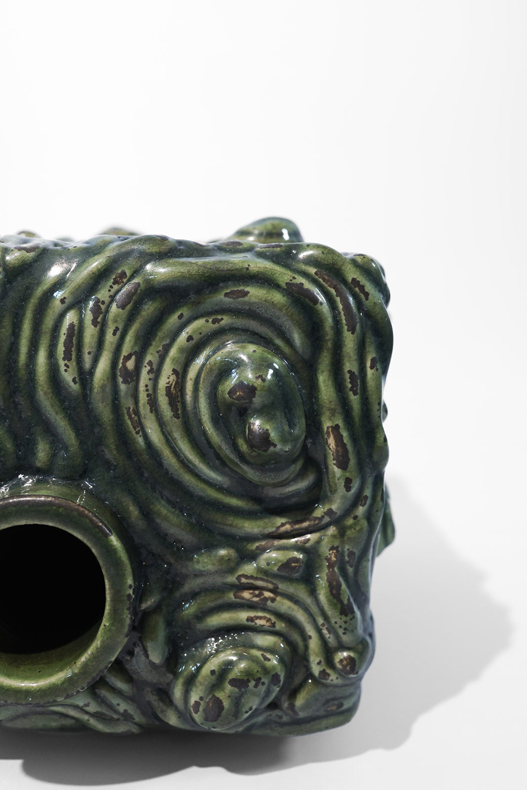 Ceramic vase Psyché - Medium Wasabi — side angle