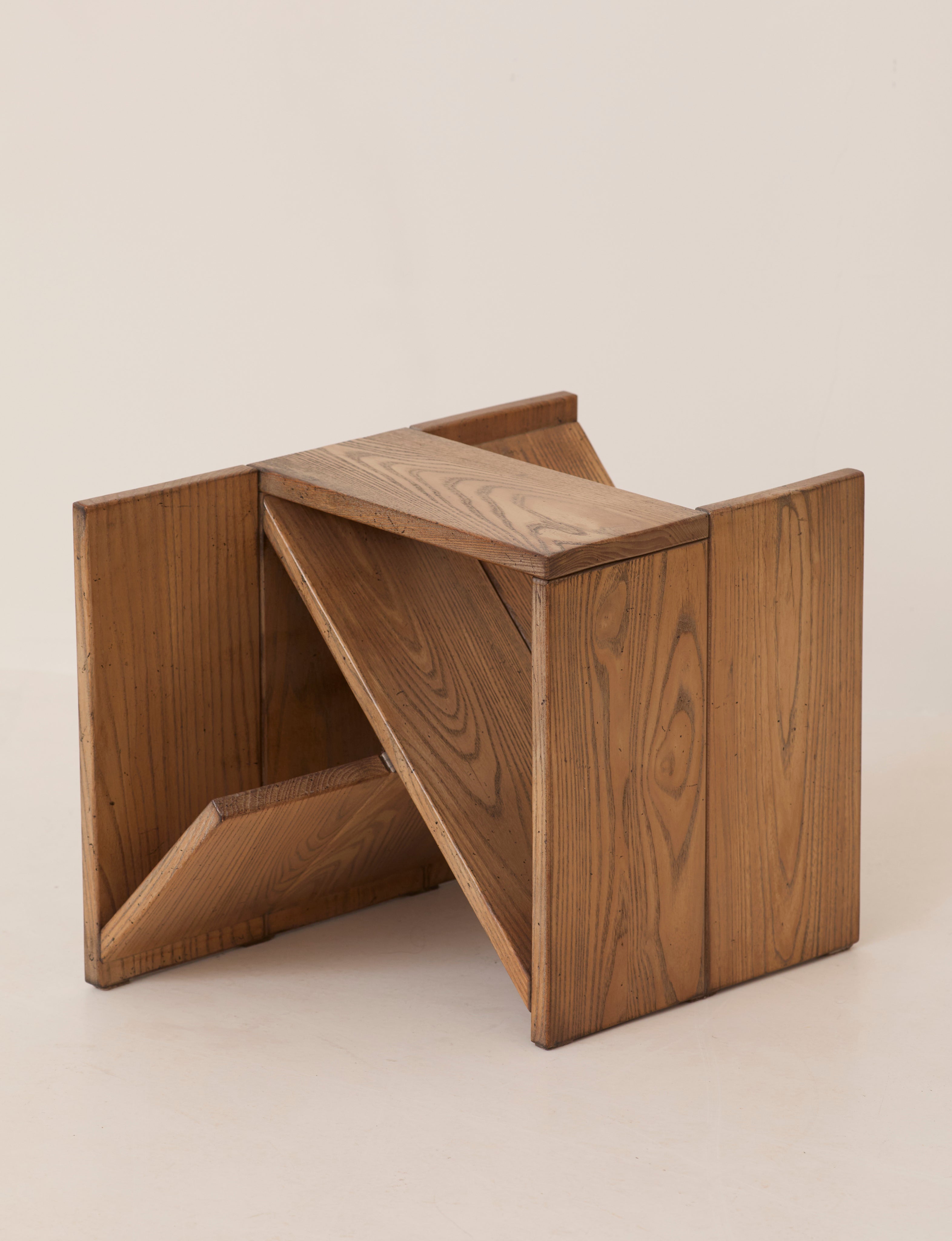 Table d'appoint vintage / Porte-revues en bois d'orme par Alain Ladroit pour Maison Regain vers 1980