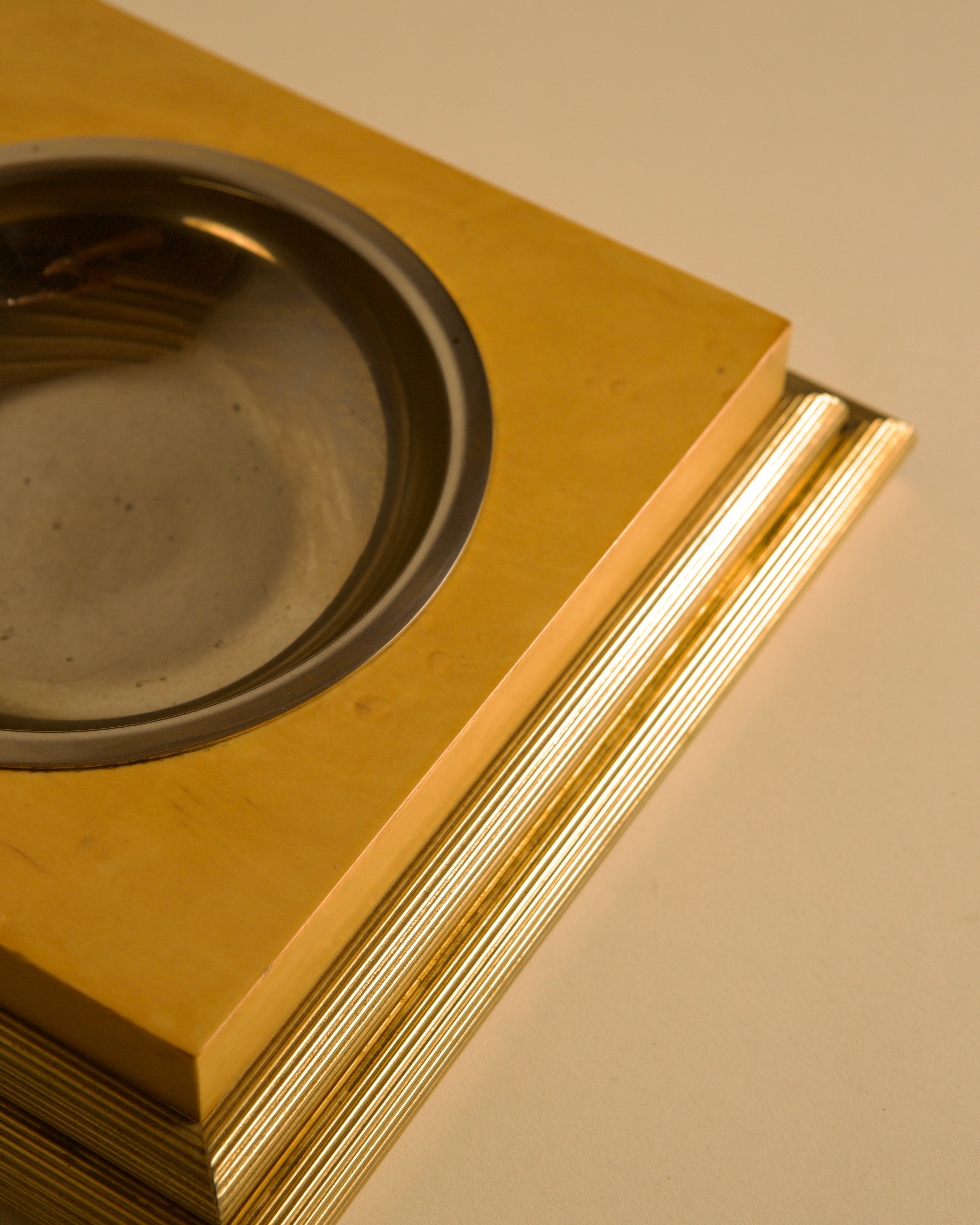 Italian square valet tray in gilt metal and light wood from the 70s — close-up