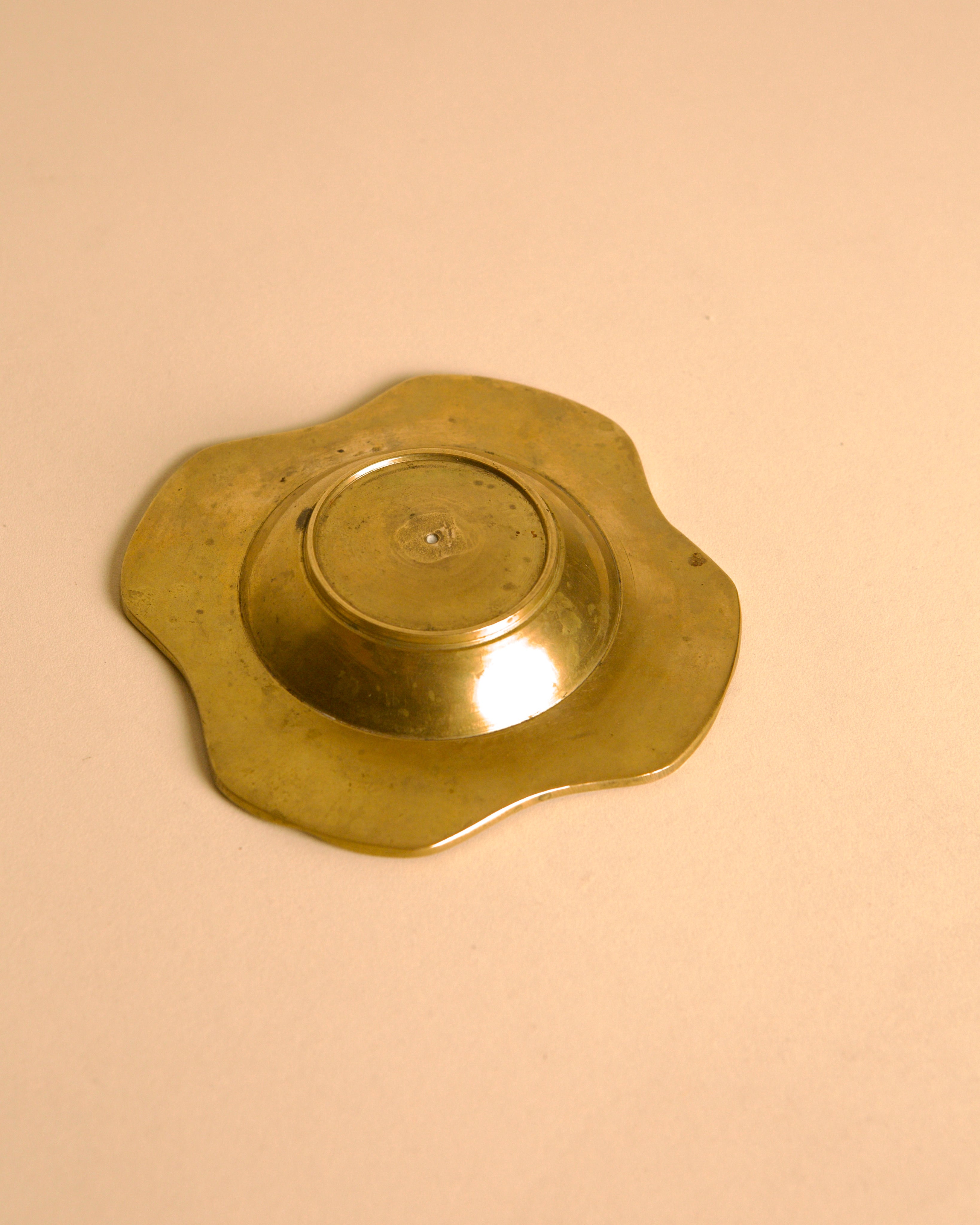 Italian "Art Deco" ashtray in brass and mother-of-pearl, 30s — close-up