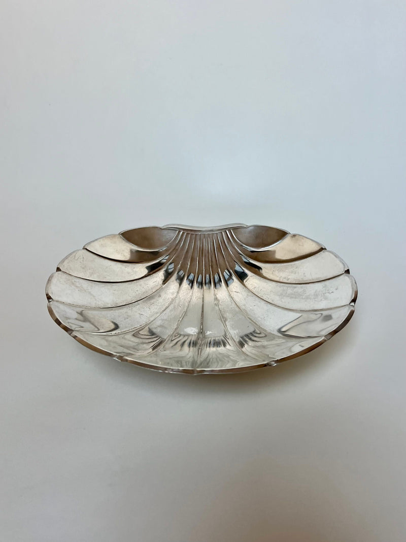 Grand silver shell-shaped decorative dish with scalloped edges