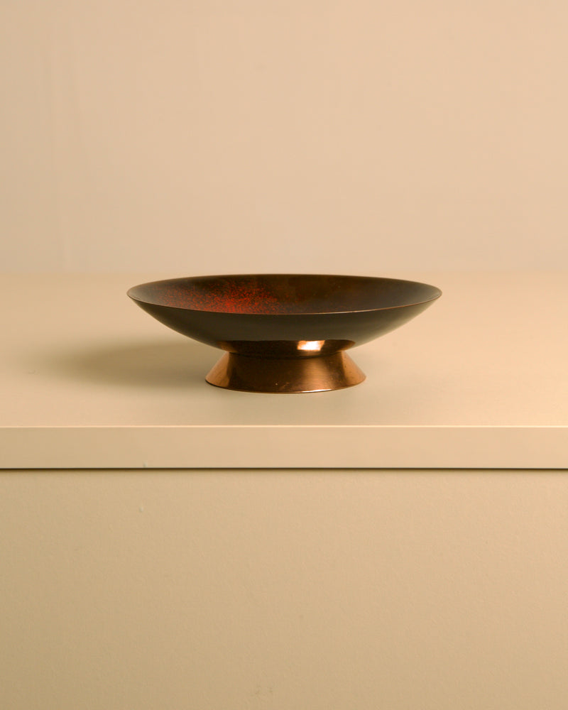Circular Italian lacquered trinket tray with a copper base, 80s — front view highlighting glossy finish and copper base
