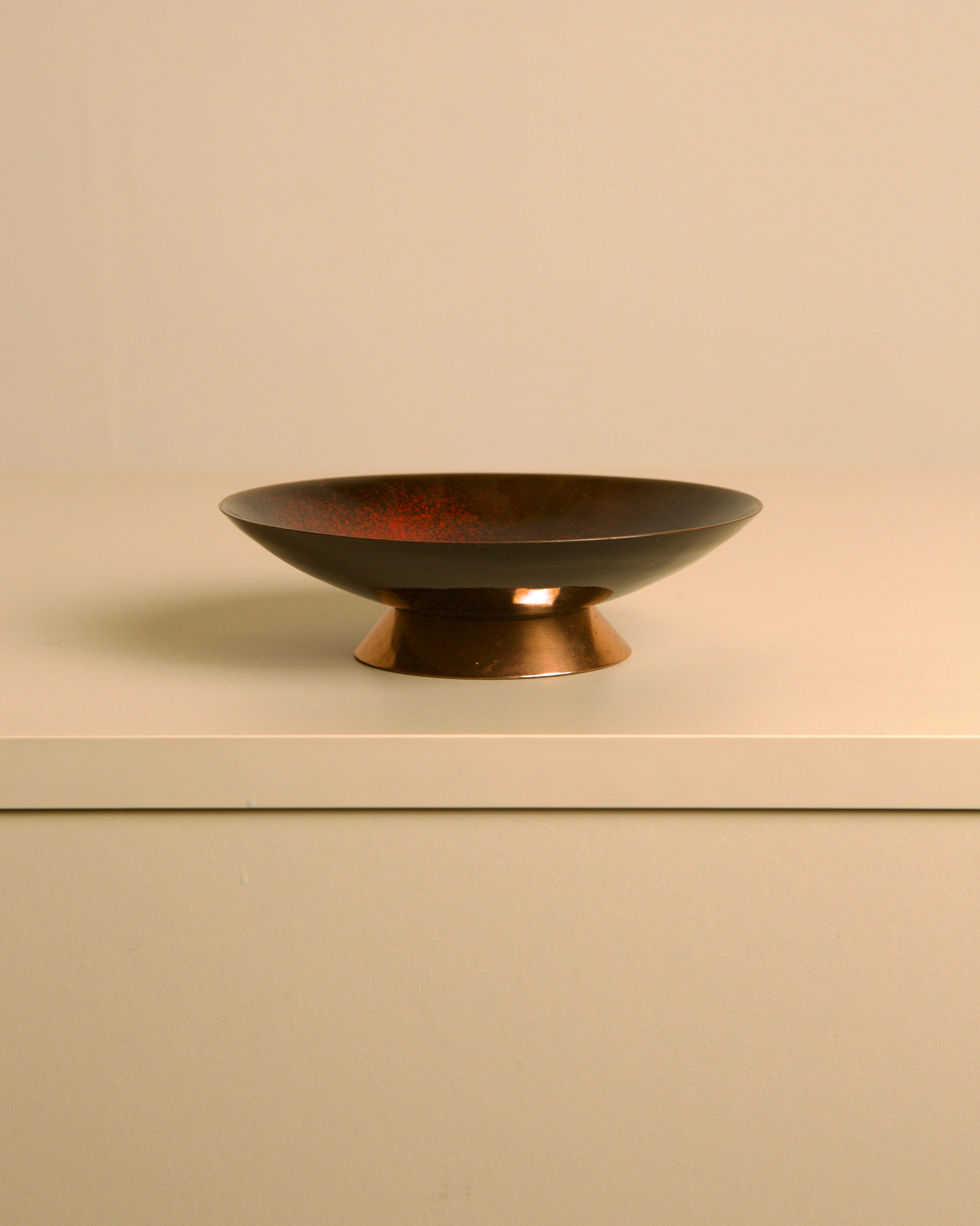 Circular Italian lacquered trinket tray with a copper base, 80s — front view highlighting glossy finish and copper base