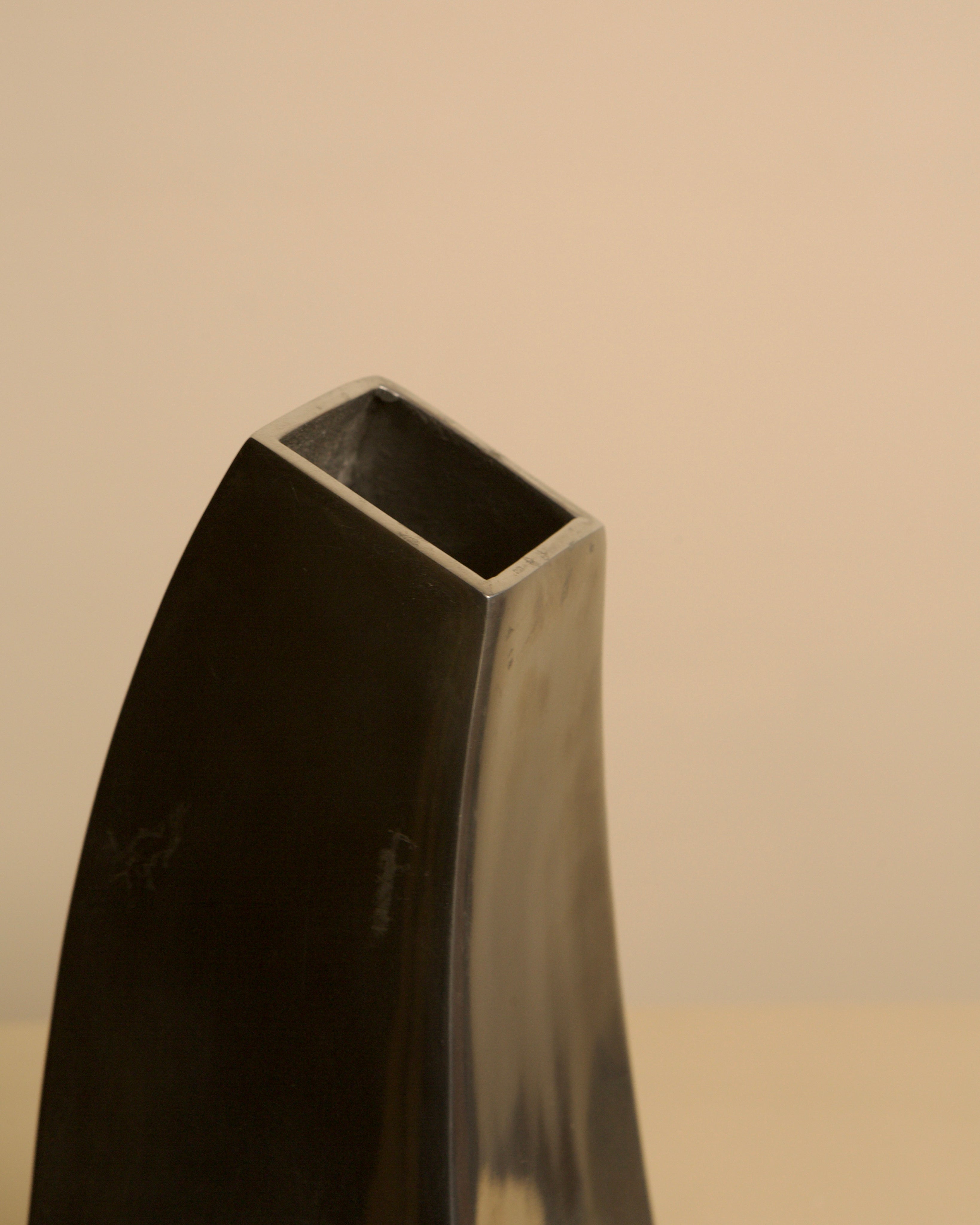 Corne vase in cast aluminum, 80s — close-up of angular top edge