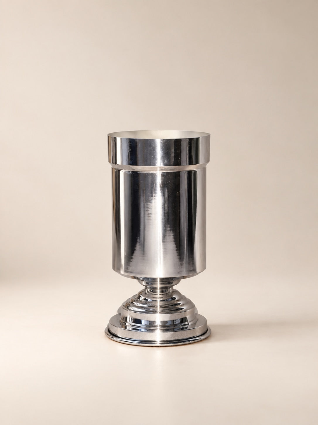 Amphora Mini – Sculptural Vase Holder in Mirror-Polished Aluminium — side angle