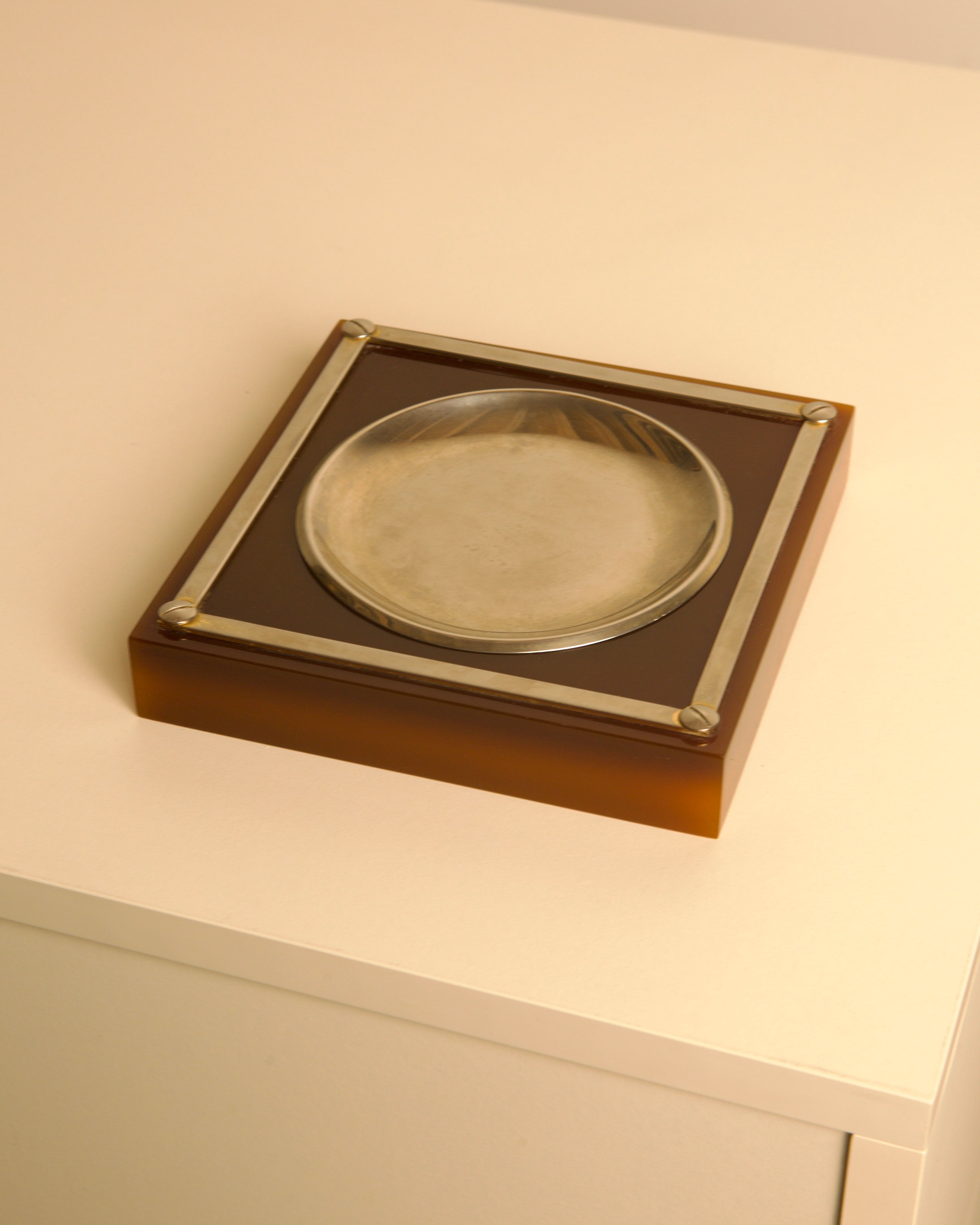 Plateau à bibelots carré italien en métal et résine, années 1960