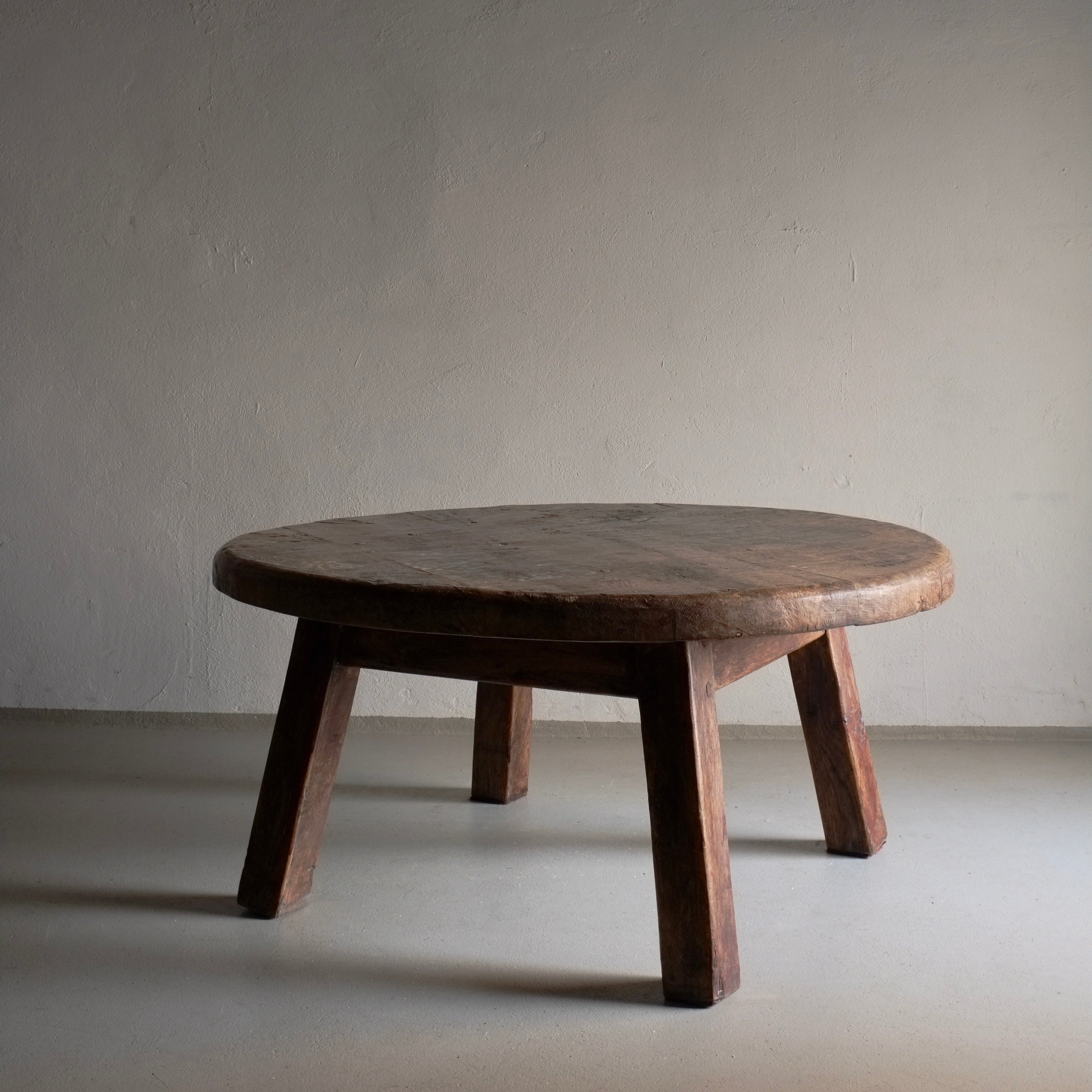 フランス ビンテージ Brutalist Pedestal Low Table Low Table Brutalist Oak Round Coffee Table | Belgium | 1950s