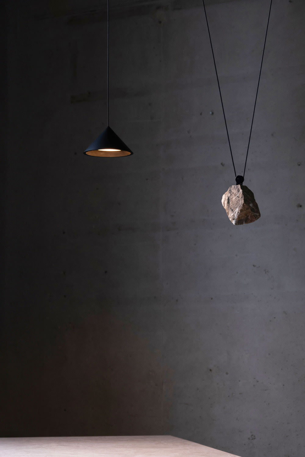Pulse Light, single, dimmable lamp with a stone as a counterweight — side angle