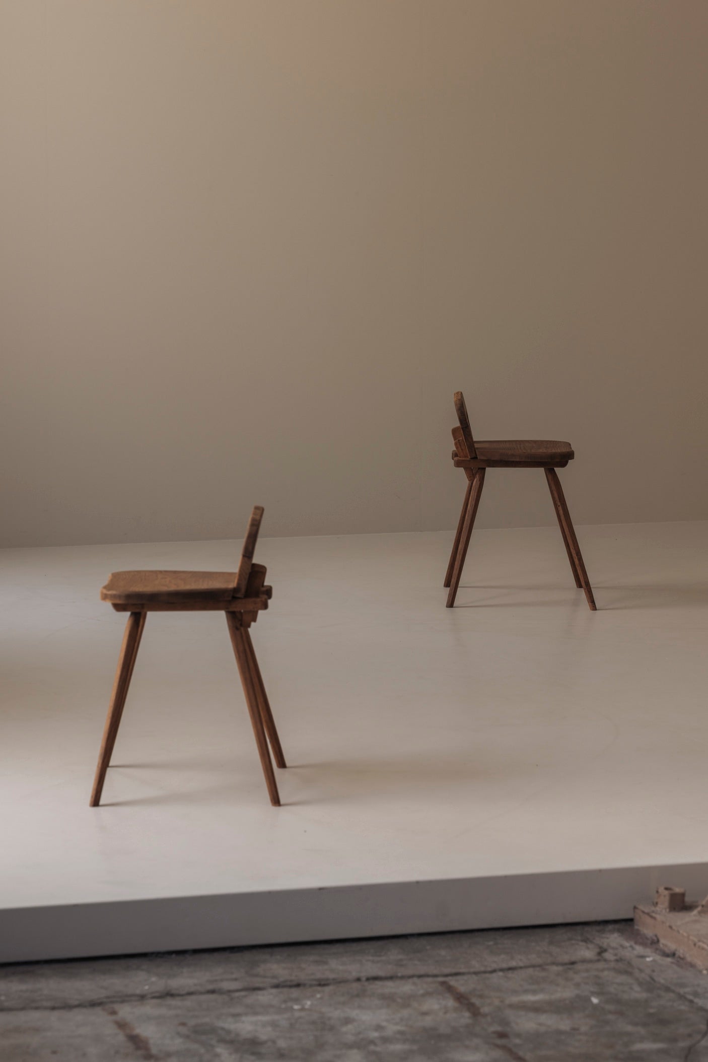 Sculptural pair of French solid oak side chairs from the 1950s — lifestyle setting