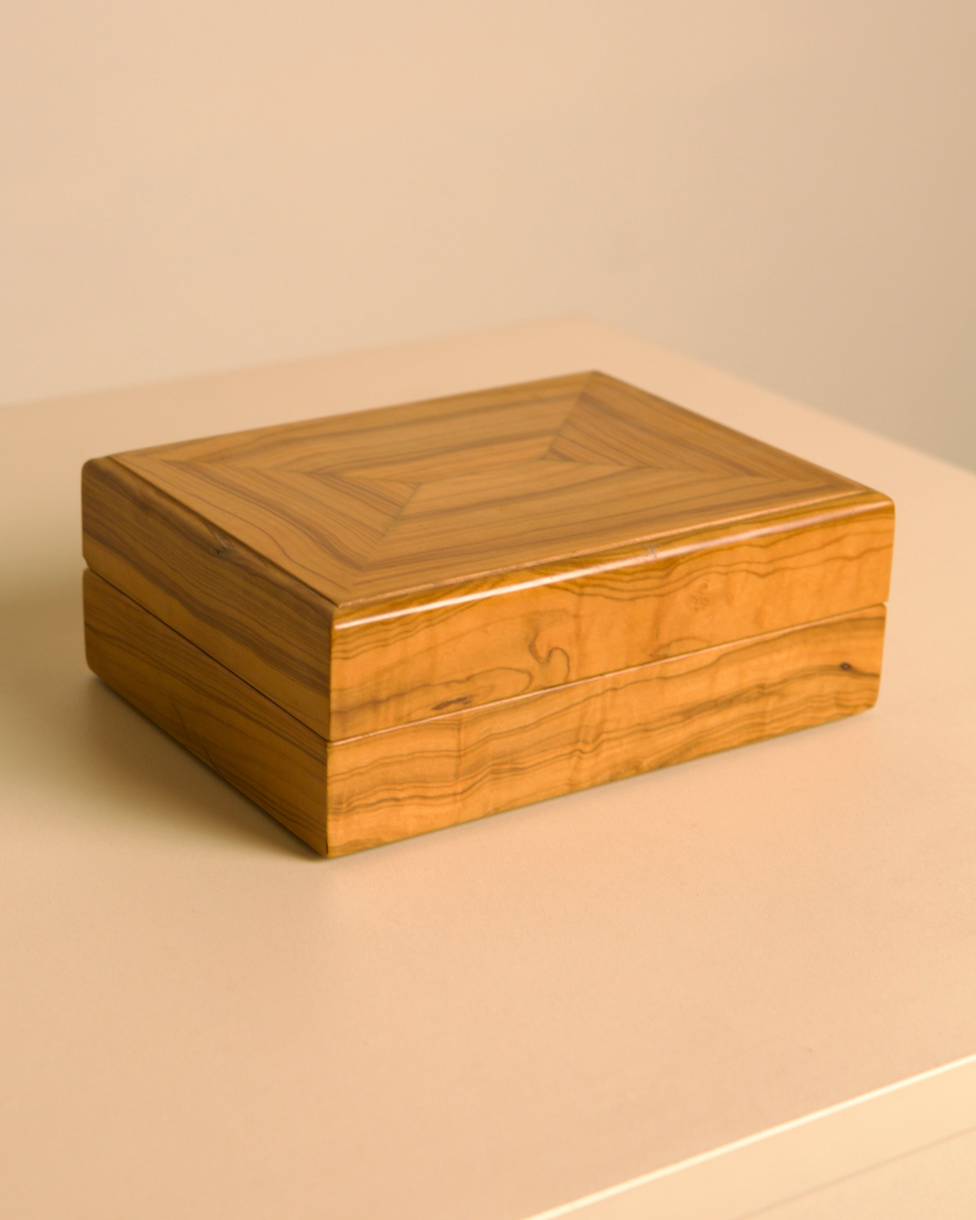 Italian wolid olive wood box with cream velvet Interior 1980's — close-up