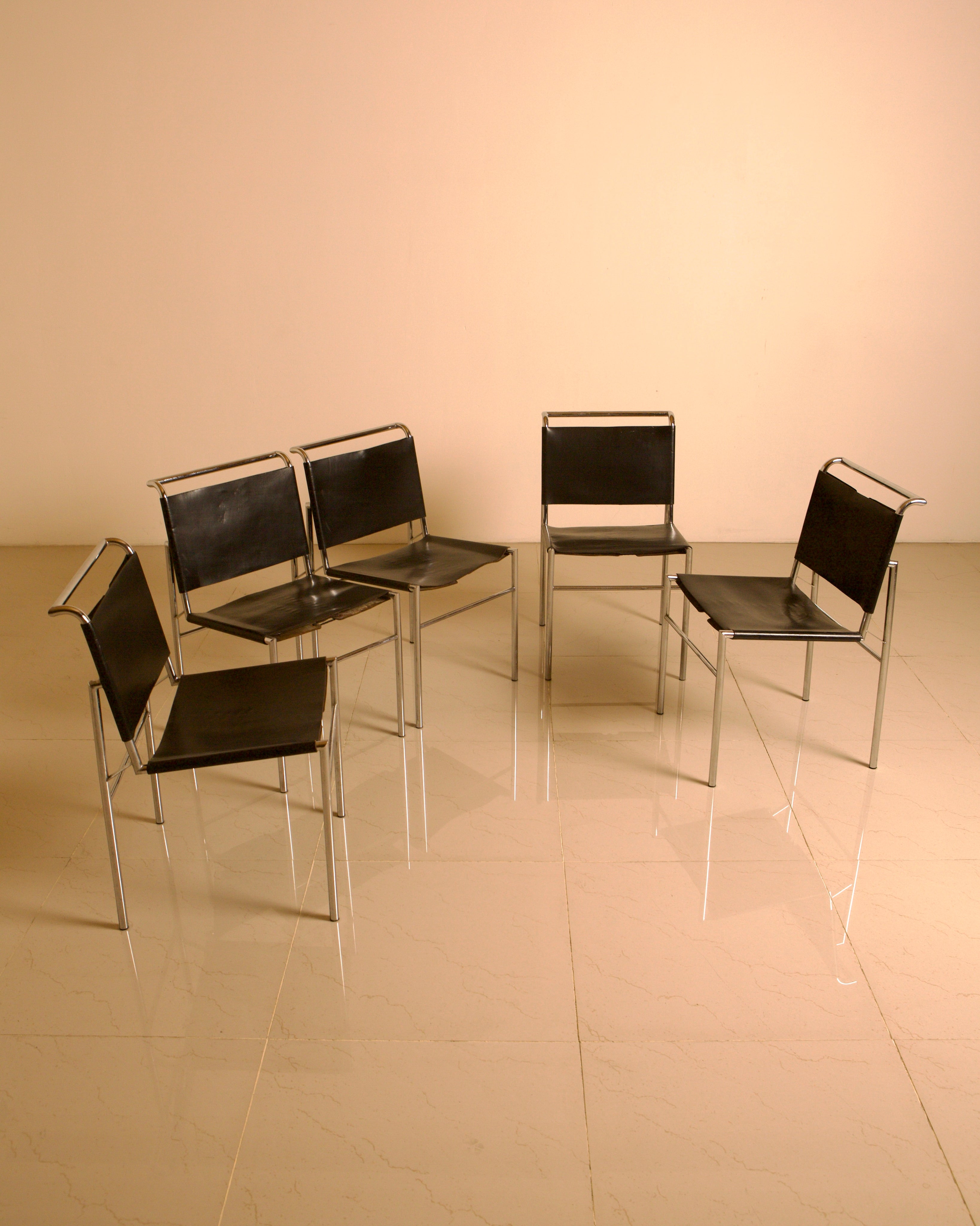 Set of 5 "Roquebrune" chairs in black leather by Eileen Gray 60's — detail view