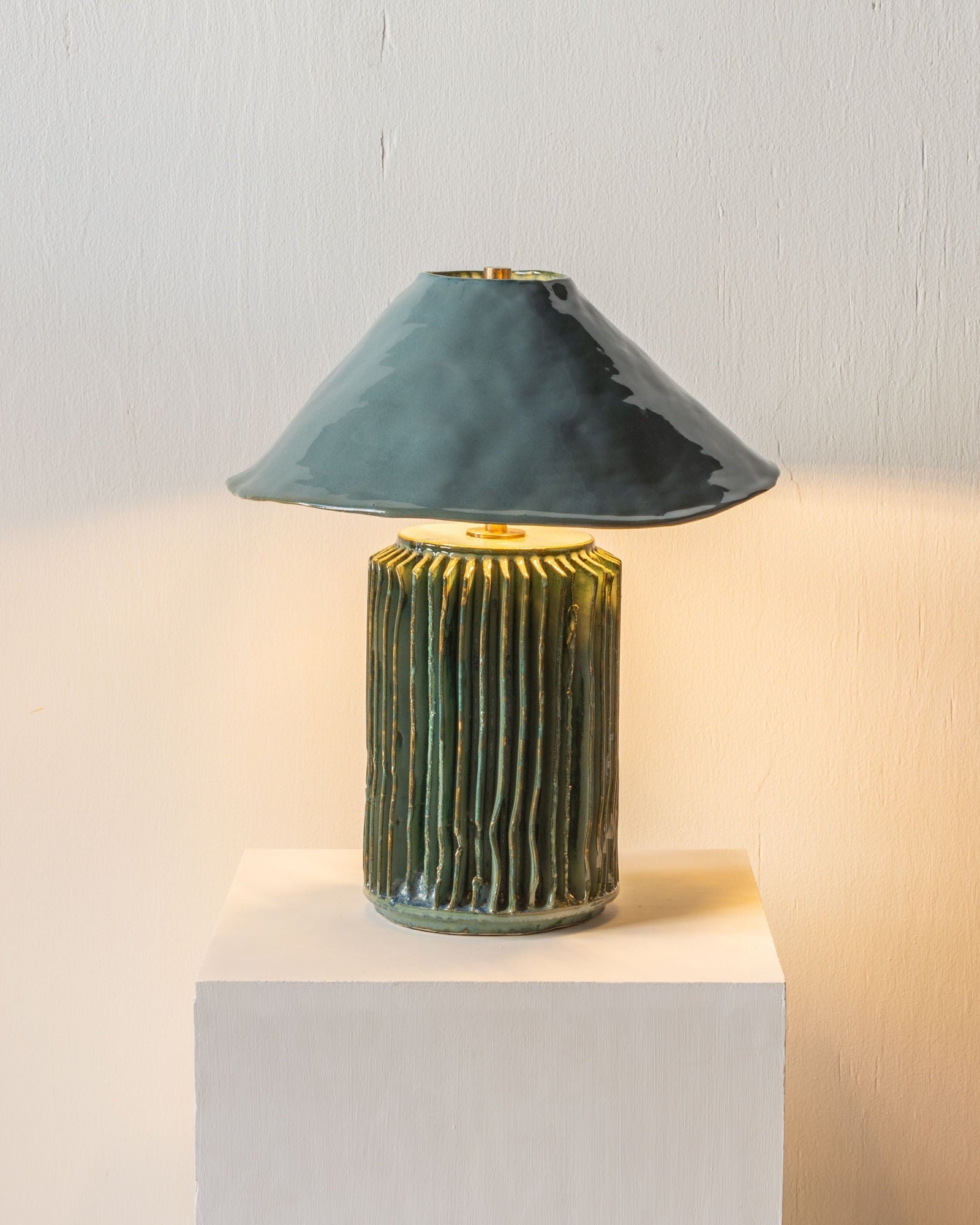 Silo' Table Lamp 1 — side view highlighting textured ceramic base