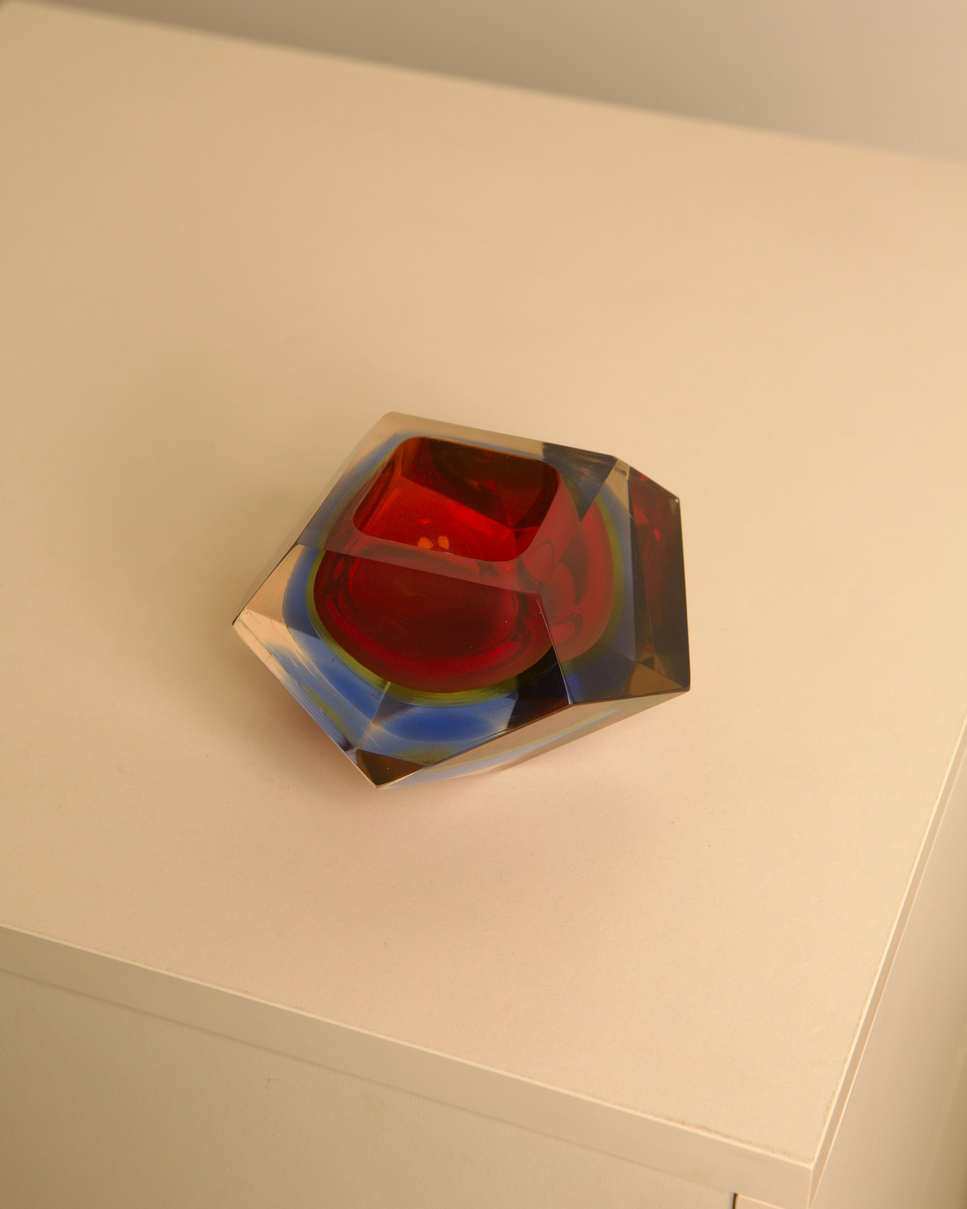 "Diamant" ashtray/vide-poches in red Murano glass by Flavio Poli for Seguso, 80s by Treaptyque | The Oblist