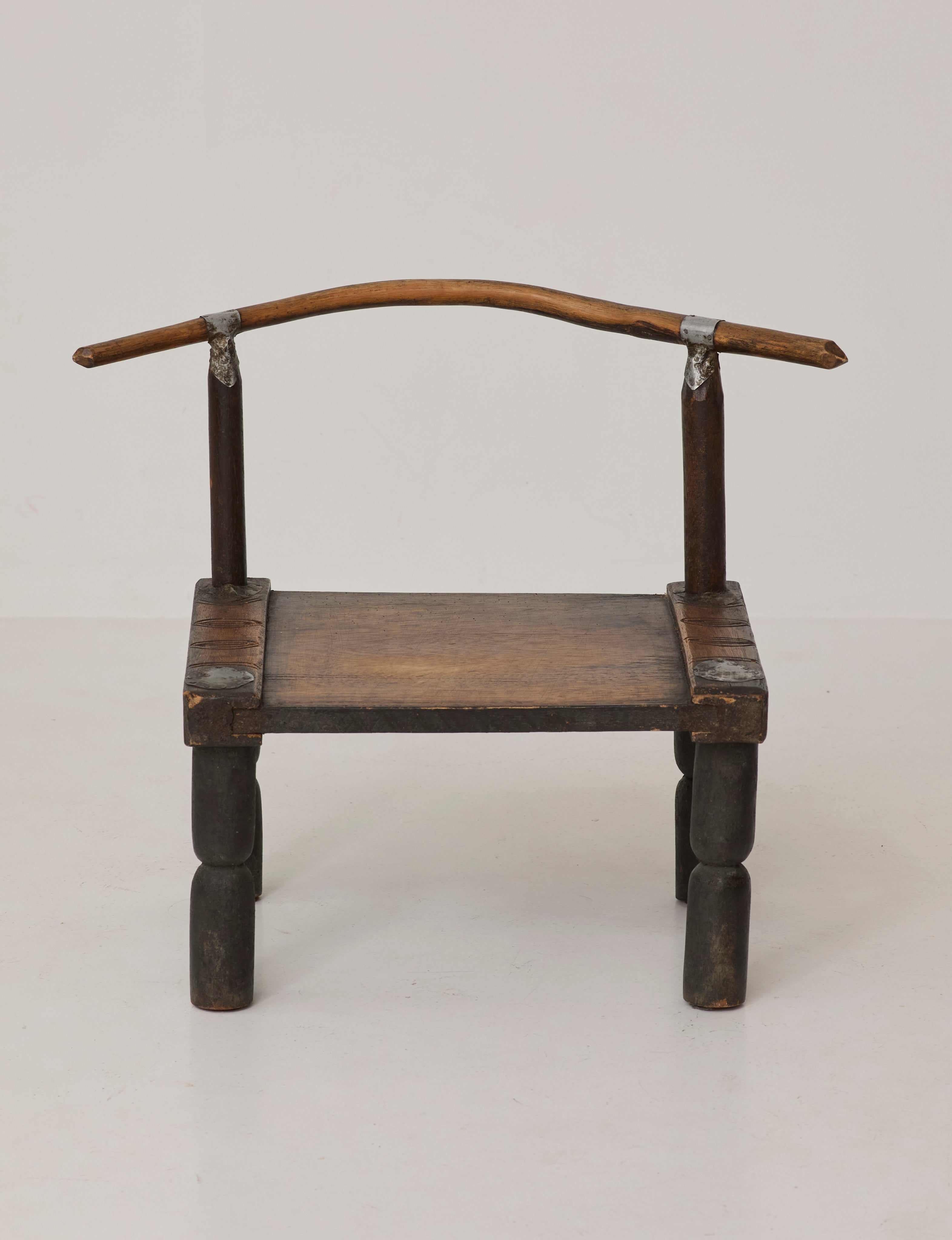Small artisanal vintage West African chair "Baoulé" in solid wood C. 1960 — side angle