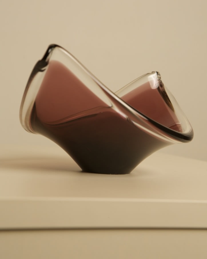 Leaf Vide-poches in Purple Murano Glass, 80s — side view highlighting curved shape