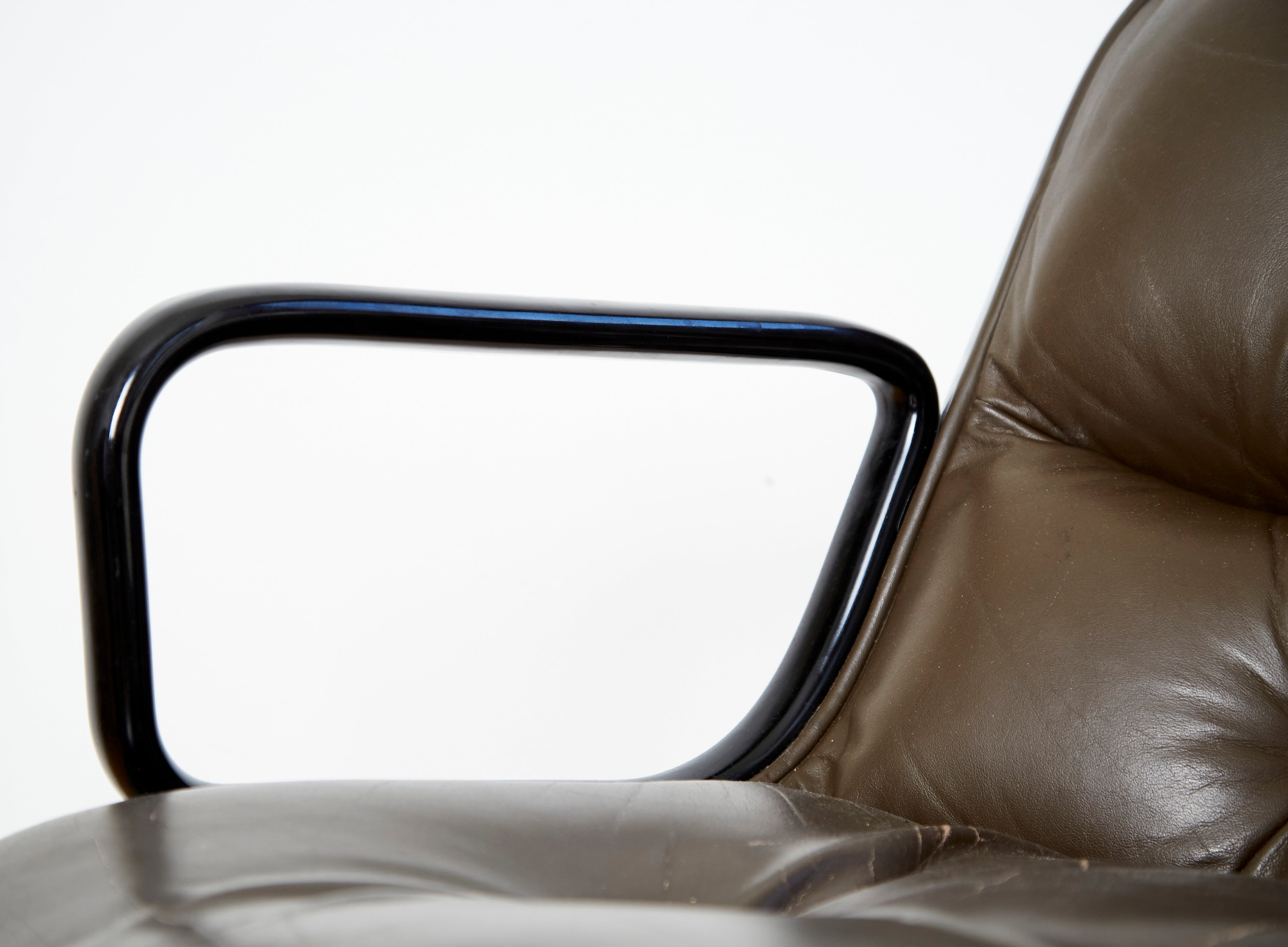 Charles Pollock "Executive Chair" for Knoll International — close-up of brown leather armrest