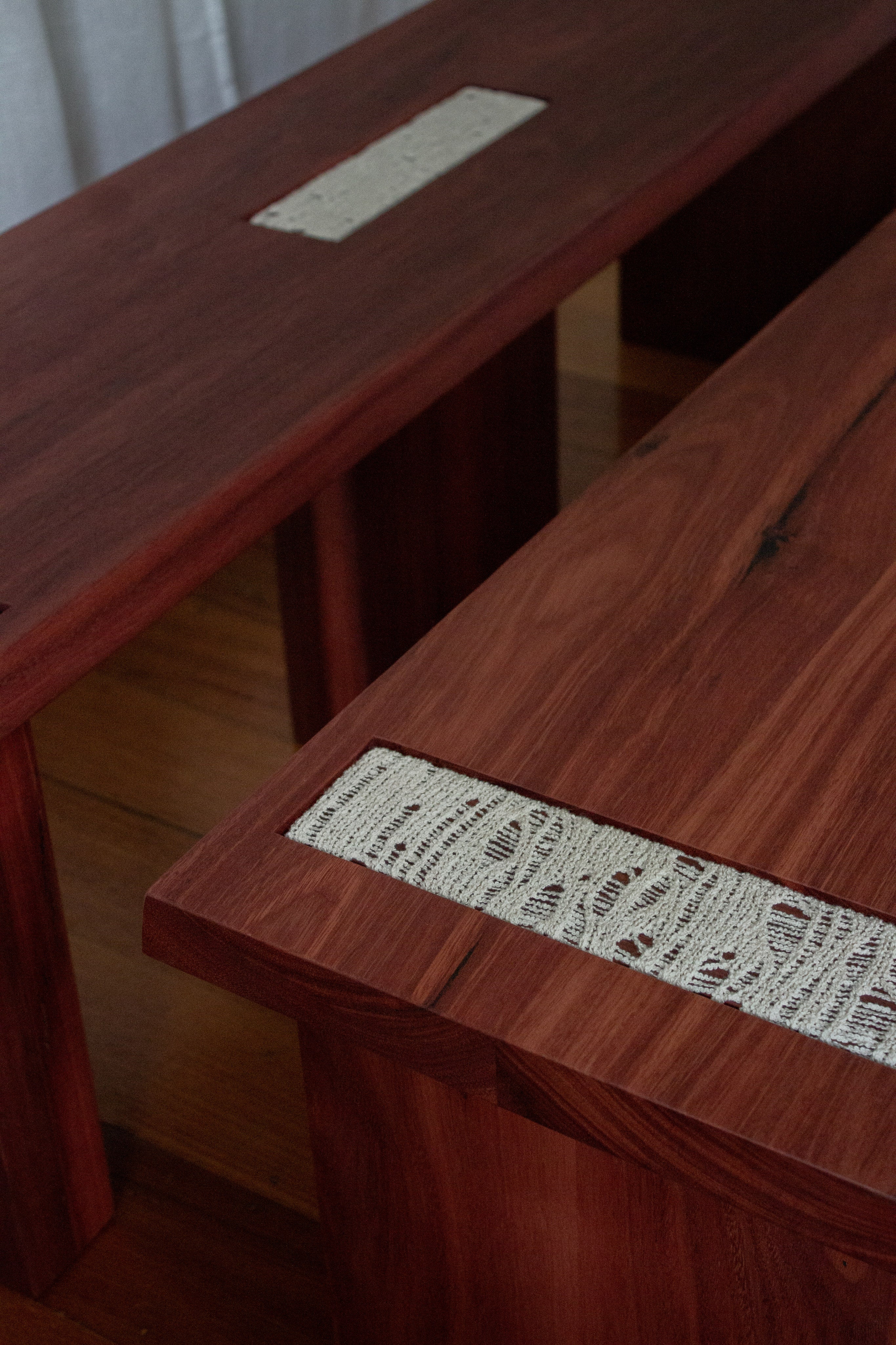 Banc avec incrustations tricotées