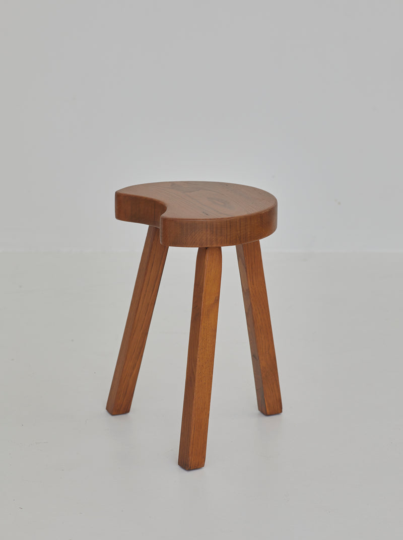 Vintage French handcrafted tripod stool in brutalist style, solid beech wood C. 1960 — angled view highlighting round wooden