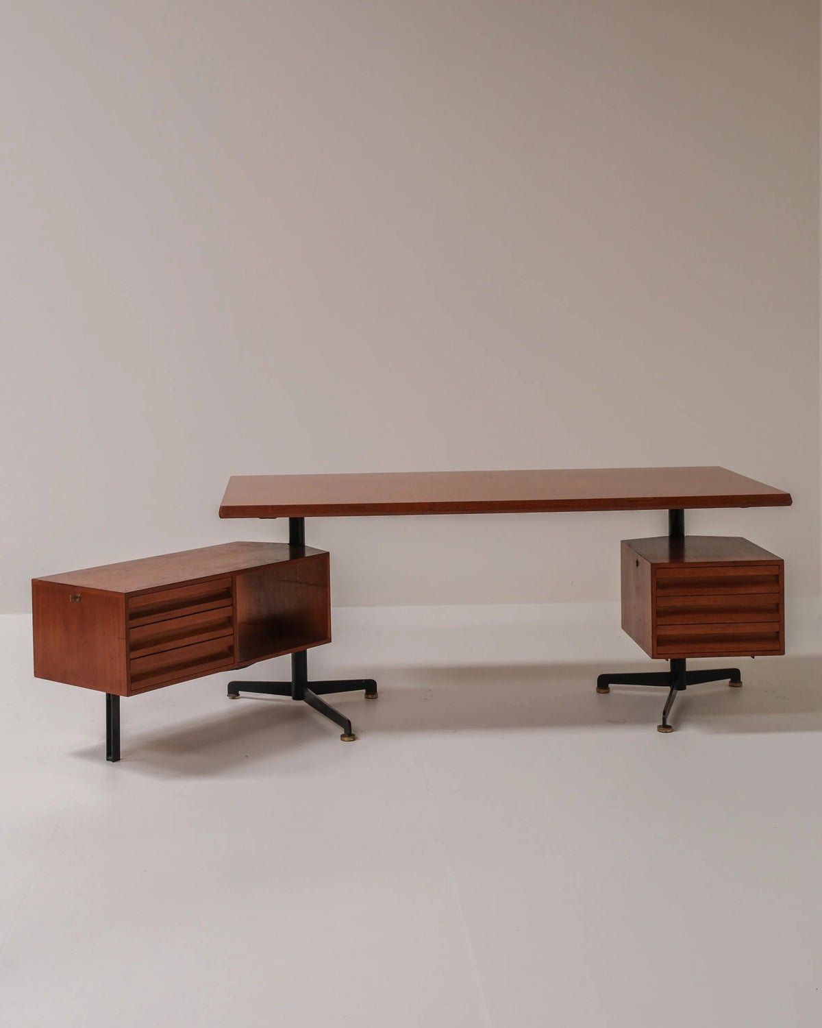 Osvaldo Borsani T95 Executive Desk for Tecno, Italy, 1956 by Paulette in 't Stad | The Oblist