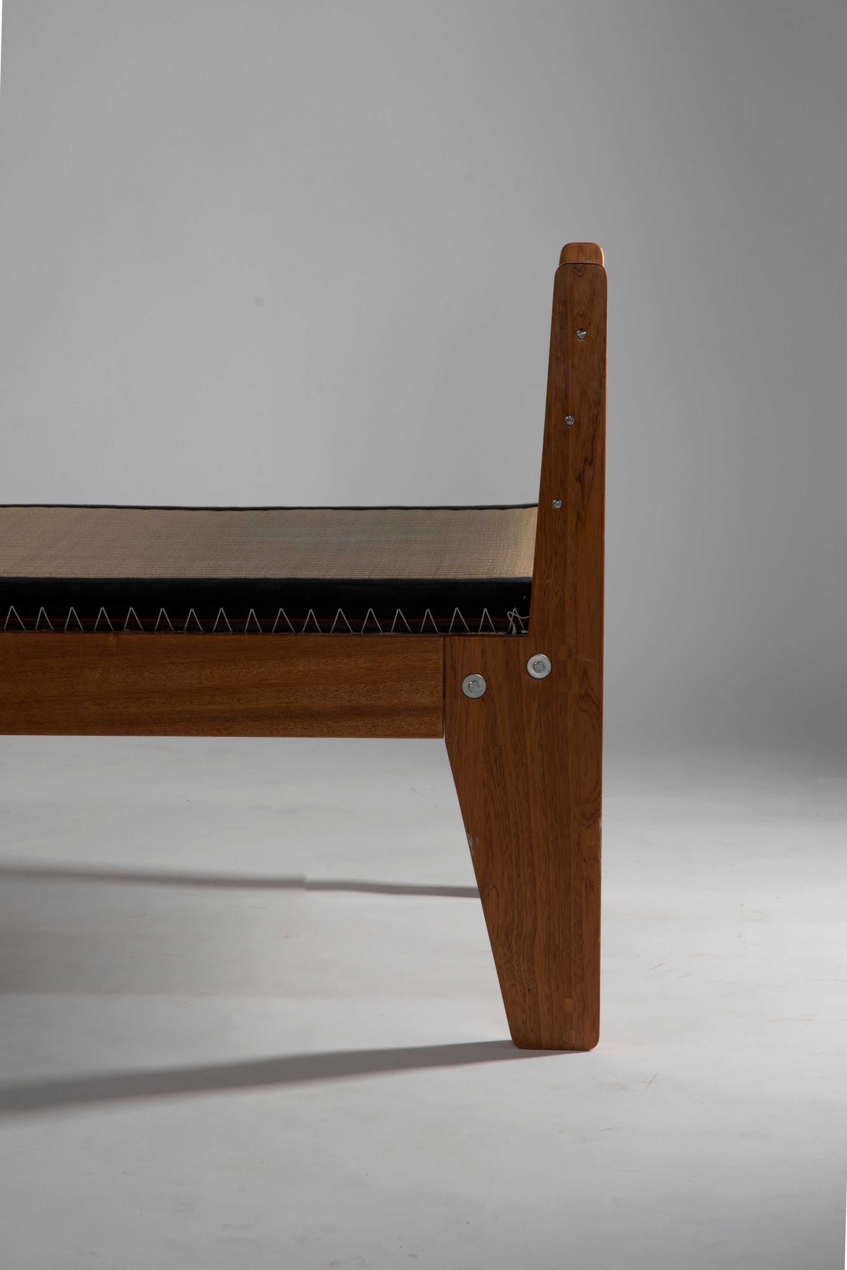 Ossature Daybed - chêne massif et tôle d'aluminium cintrée — side angle
