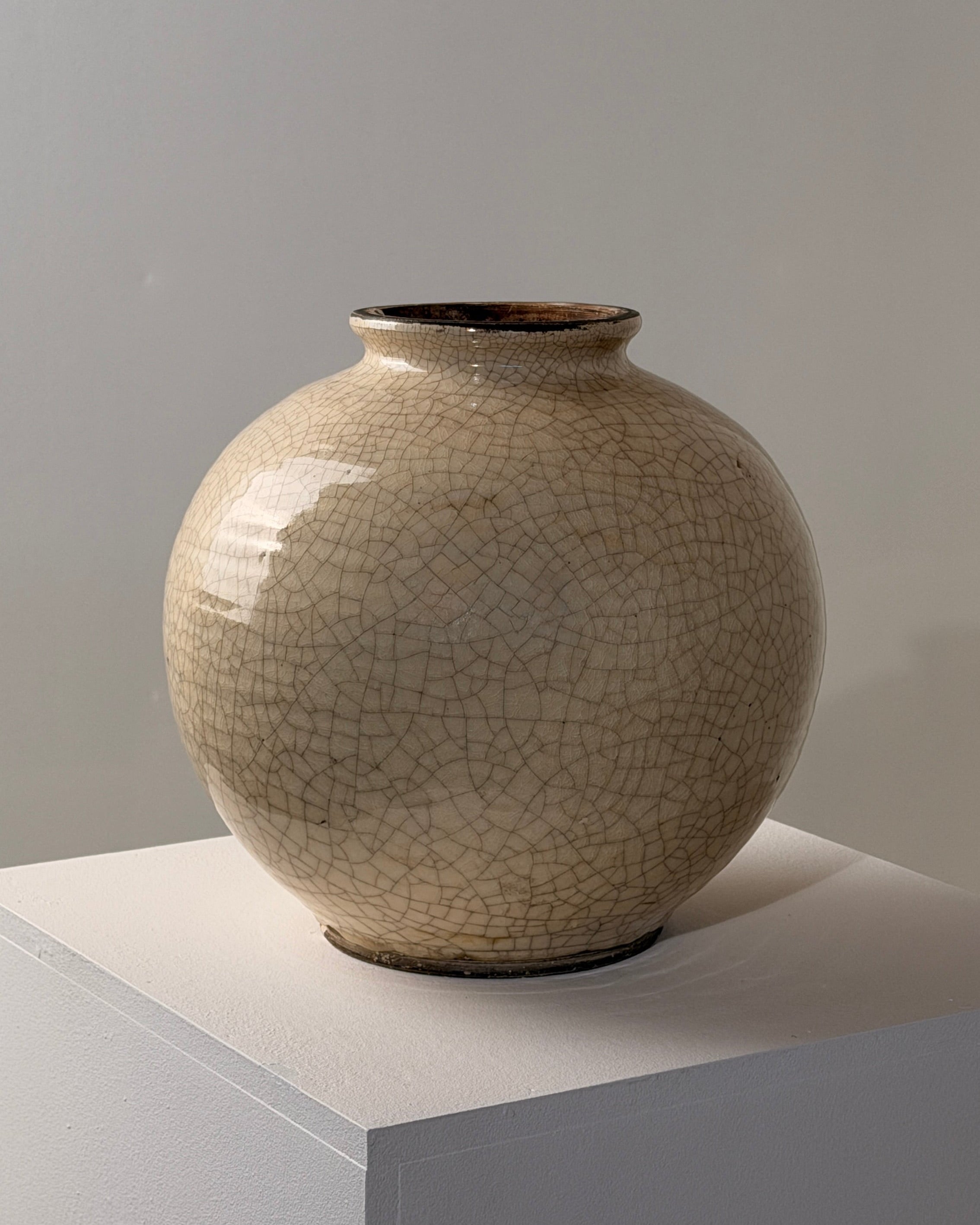 Vase en céramique blanche craquelée, France, vers 1930