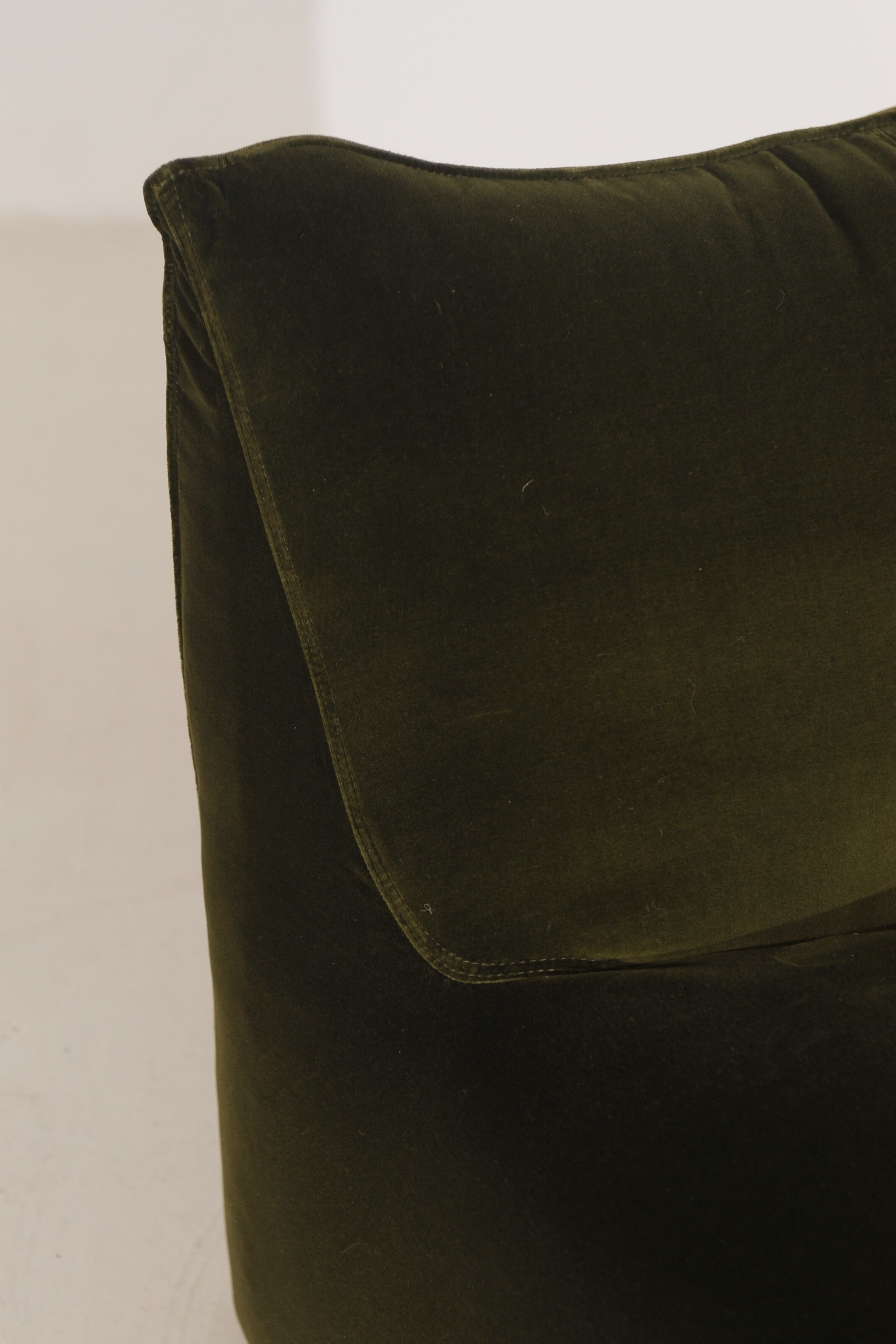 Le Bambole Chair by Mario Bellini for B&B Italia in emerald green velvet, Italy 1971 — in context