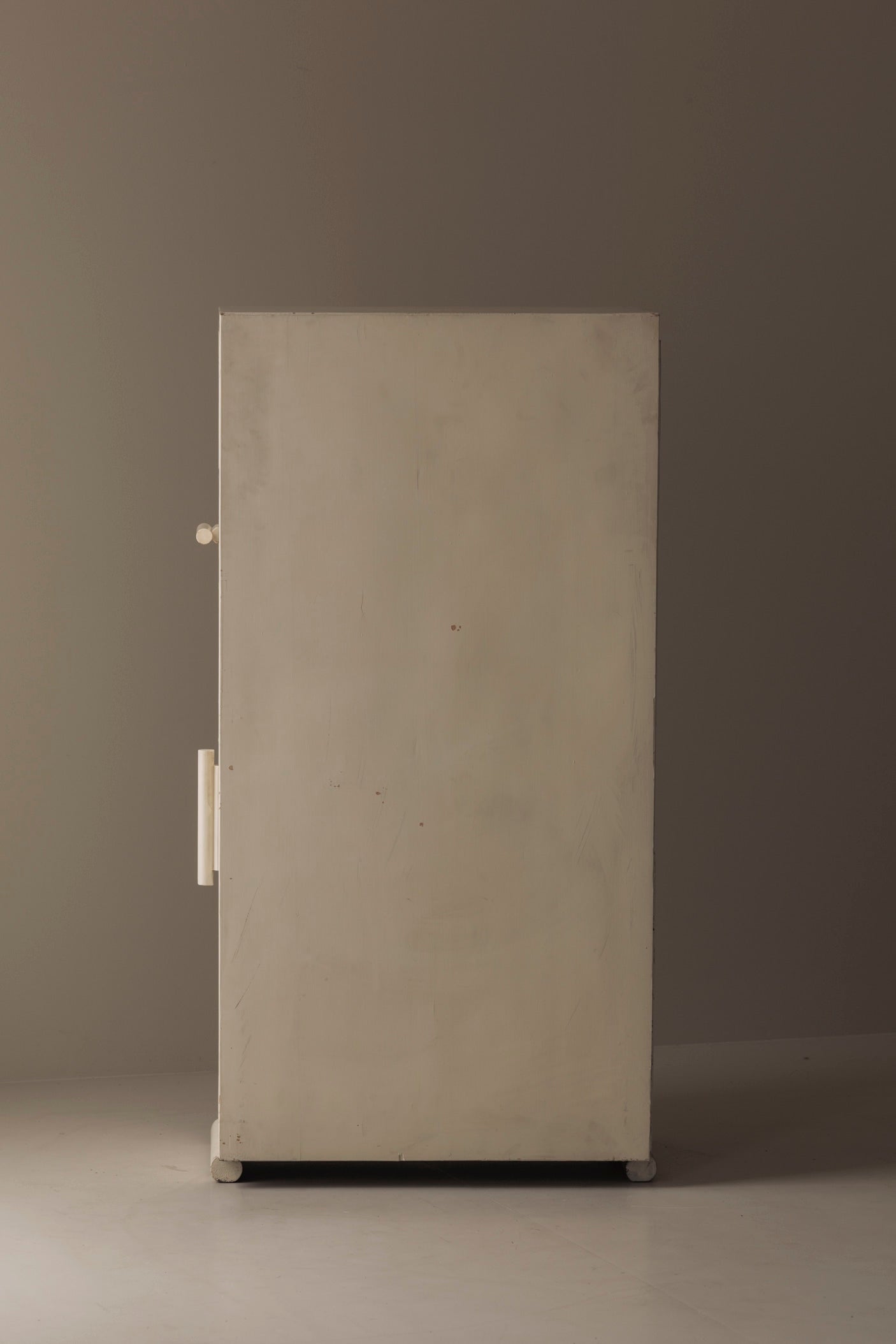 Elegant Modernist Cabinet from the 1930s — side view of white painted surface