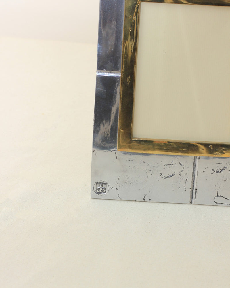 Porta Retrato Brutalista — close-up of metal frame detail