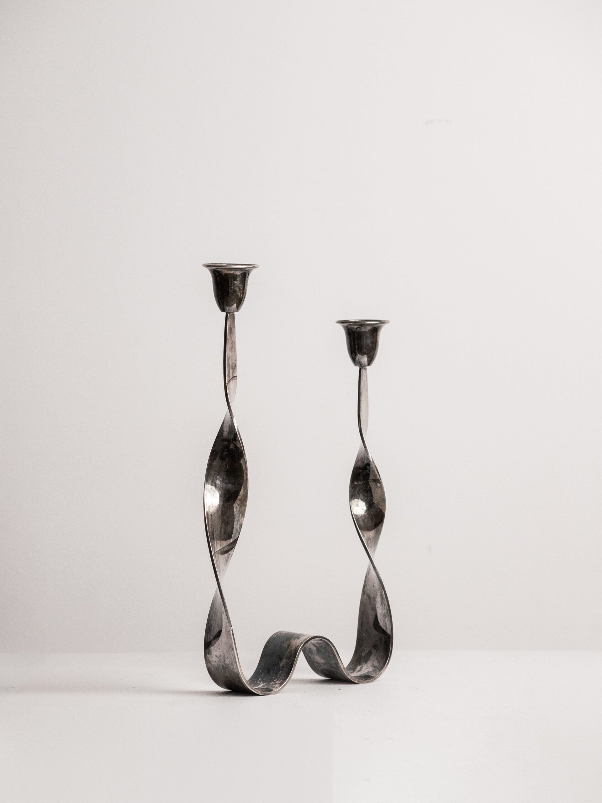 Guido Niest Cobra Candelabra, Asymmetrical Twisted Ribbon, Silver Plated, Postmodern Italy 1980s — detail view