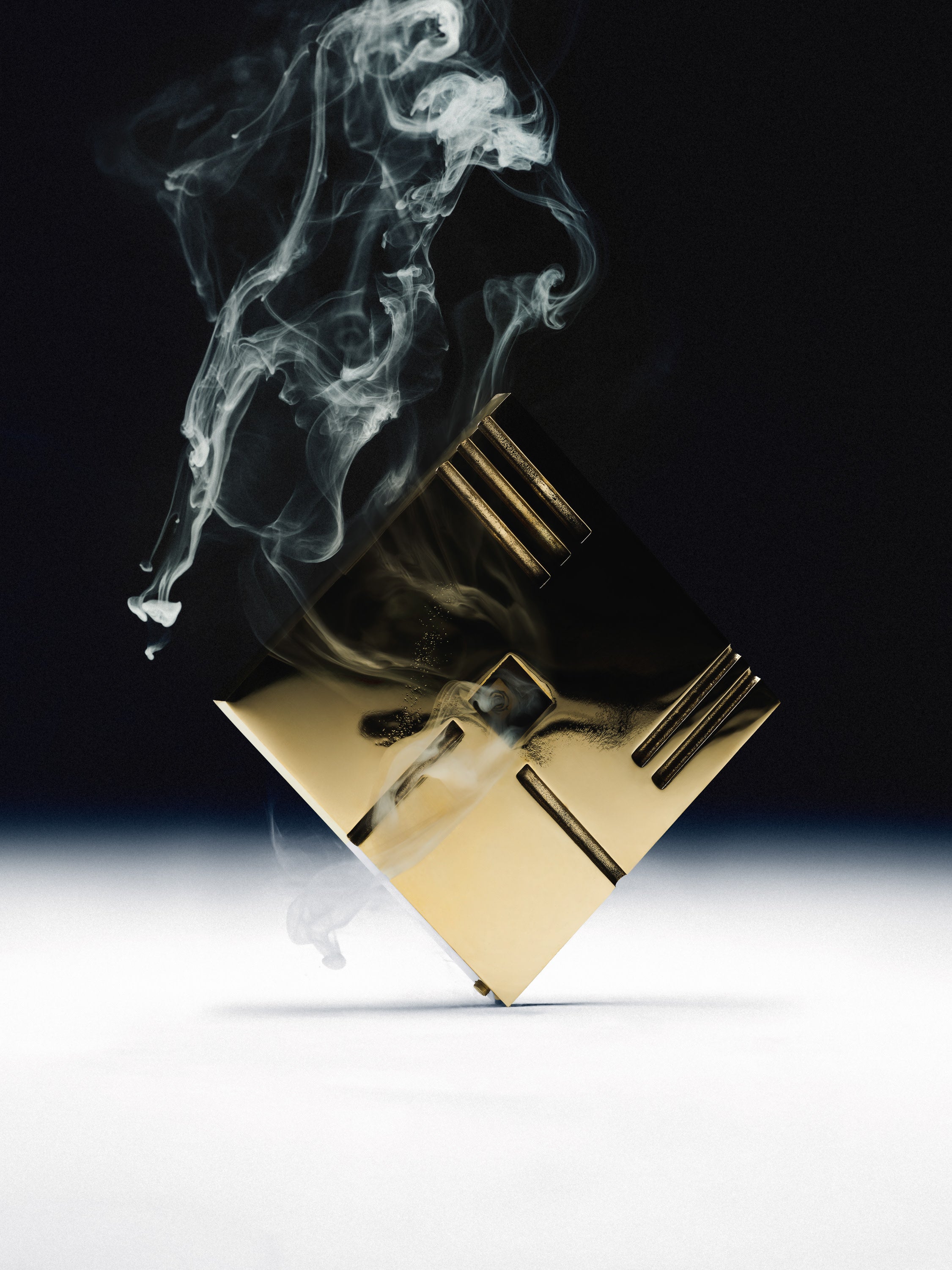 Cendrier "Emprunte" - Sculptural Ashtray made of Bronze — lifestyle setting