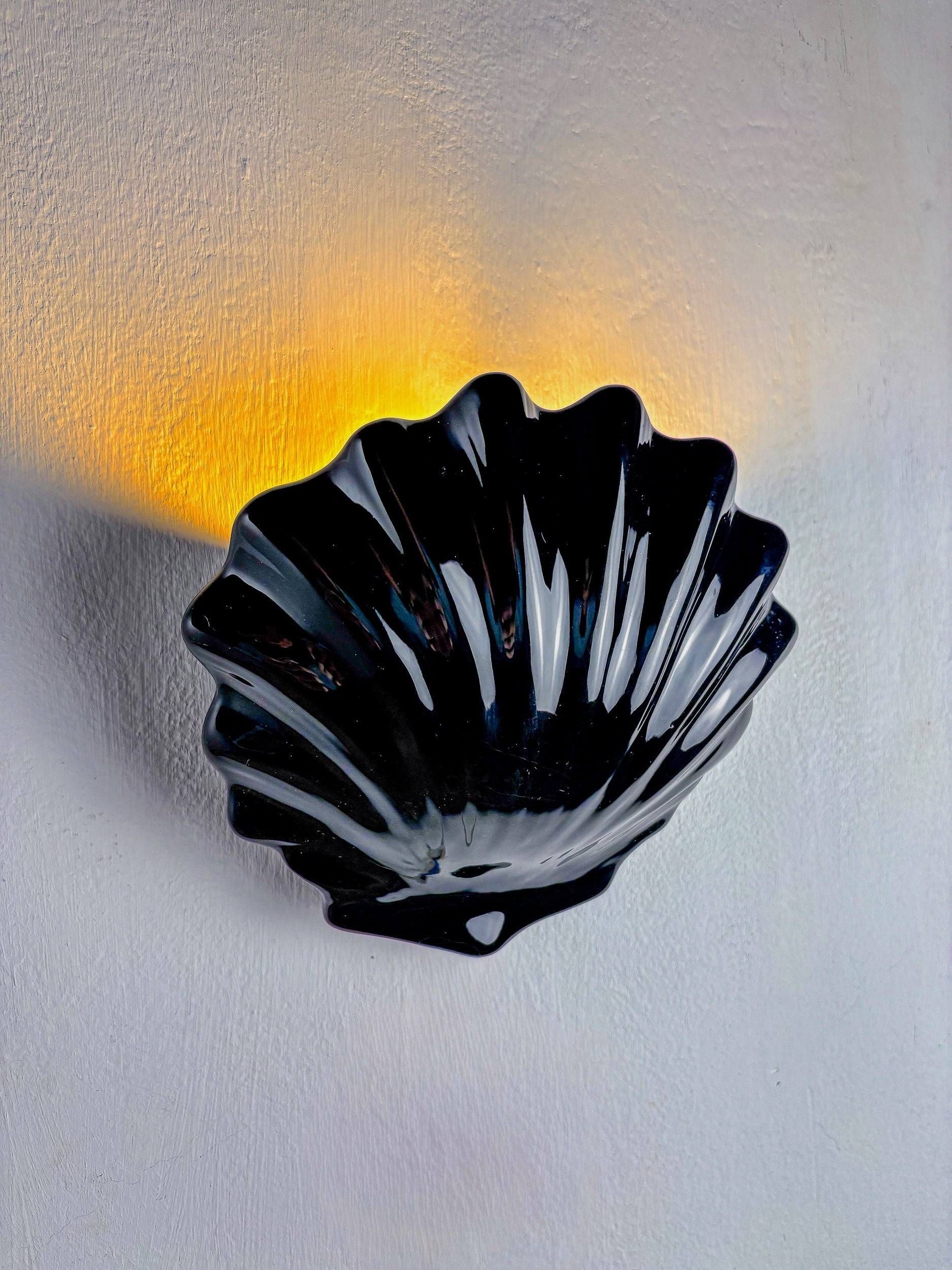 Italian shell-shaped wall sconce, black ceramic, 1970's by Malamar Studio | The Oblist