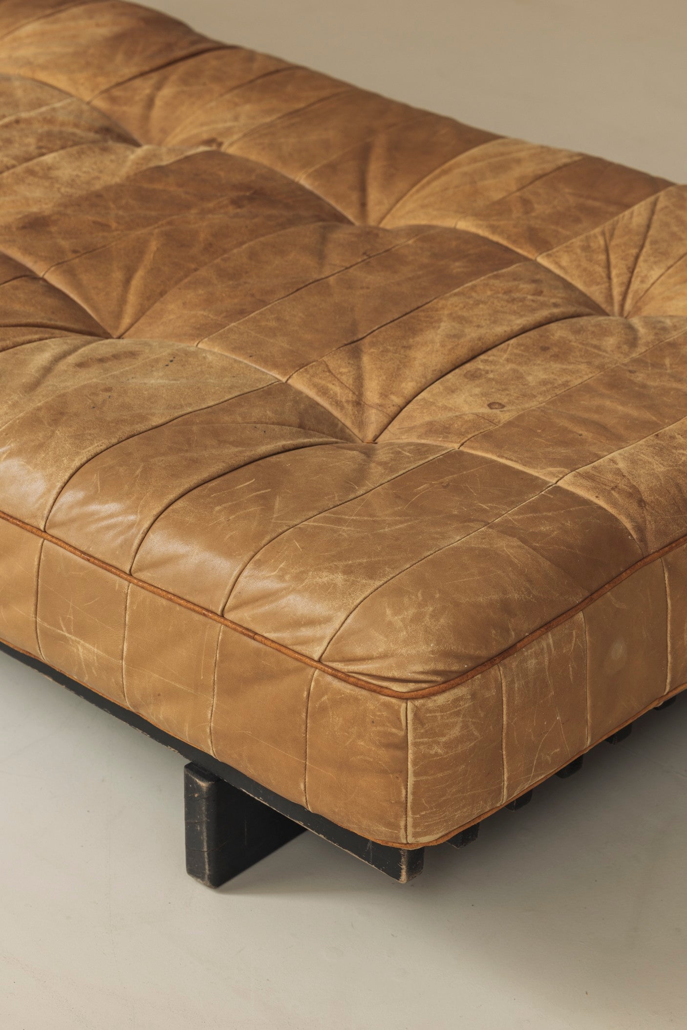 DS-80 Daybed De Sede — Cognac Patchwork Leather, Switzerland 1970s — close-up