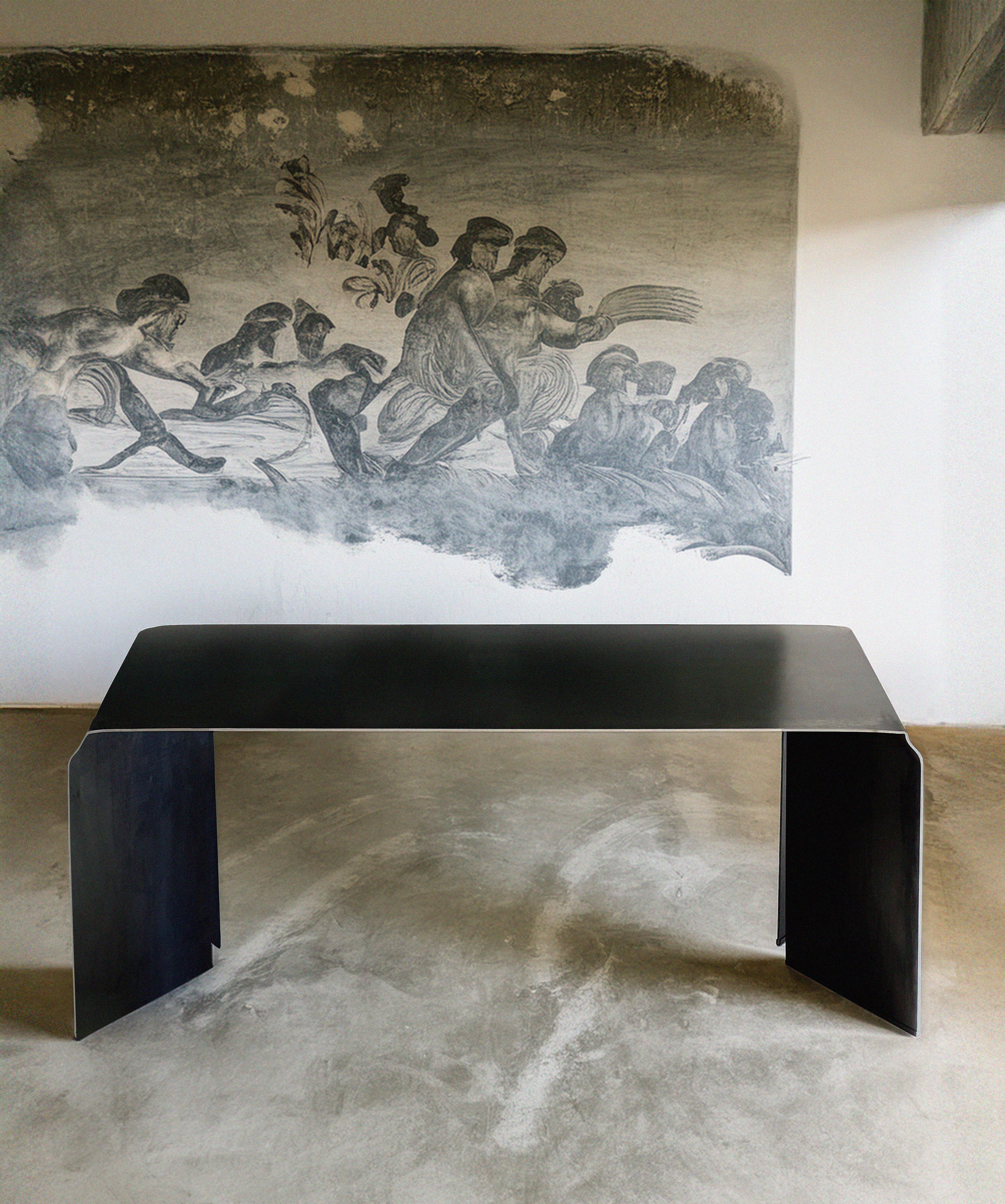 'Doa' Steel Desk