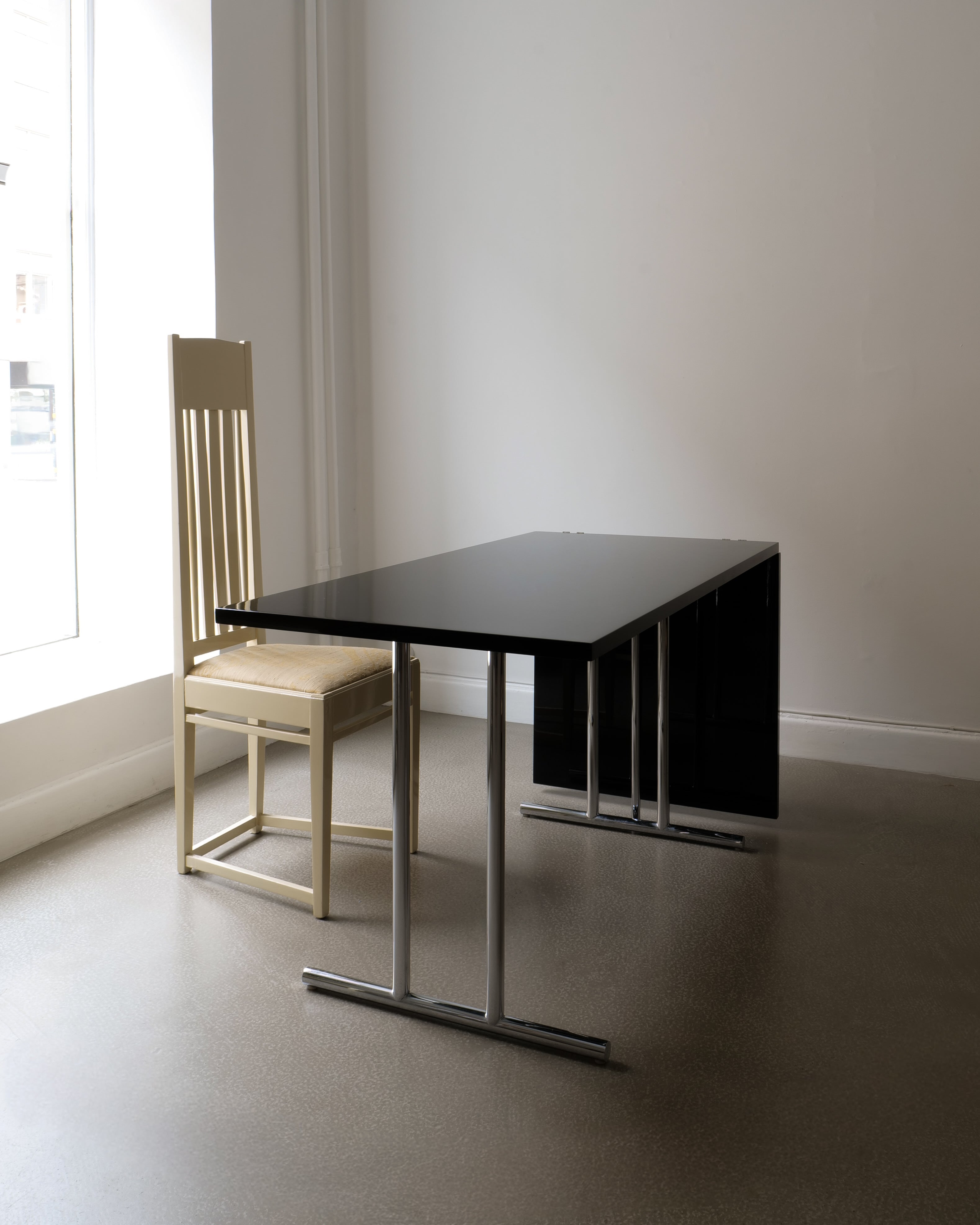 Table extensible Lou Perou par Eileen Grey