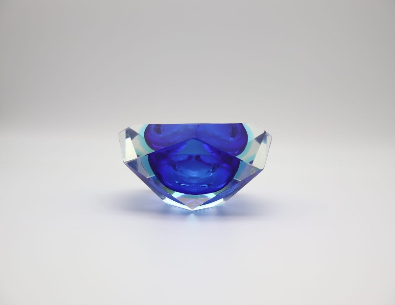 Mid-Century Faceted Murano Sommerso Glass Bowl by Flavio Poli, 1960s — detail view