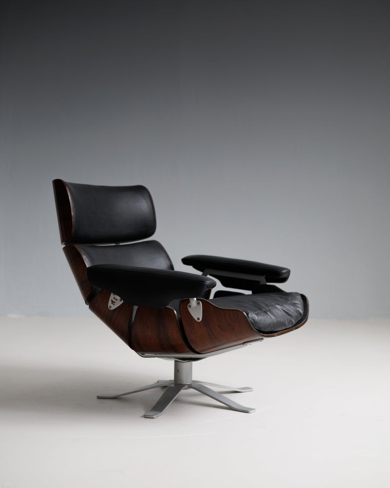 A Very Rare Lounge Chair by Carlo Hauner — lifestyle setting