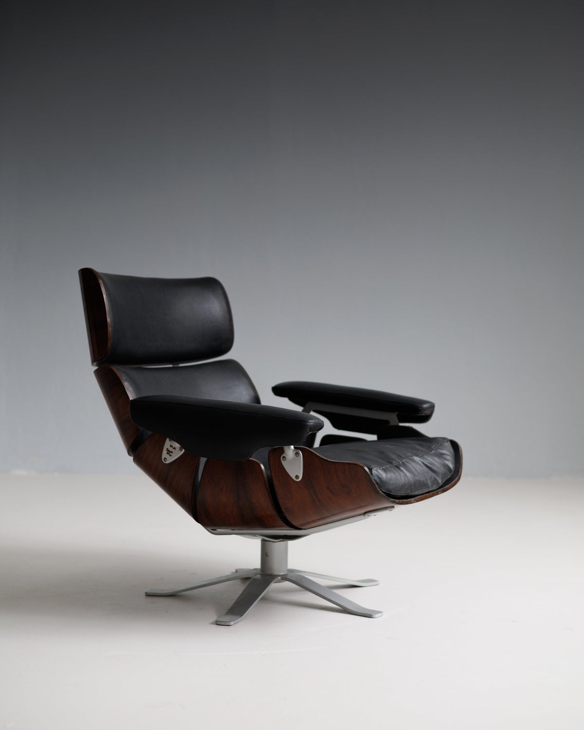 A Very Rare Lounge Chair by Carlo Hauner — lifestyle setting
