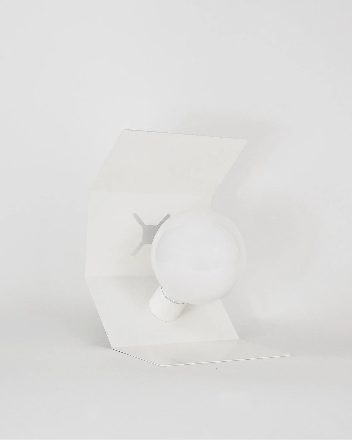 Pliée Table & Wall Lamp by Ben Swildens — detail view