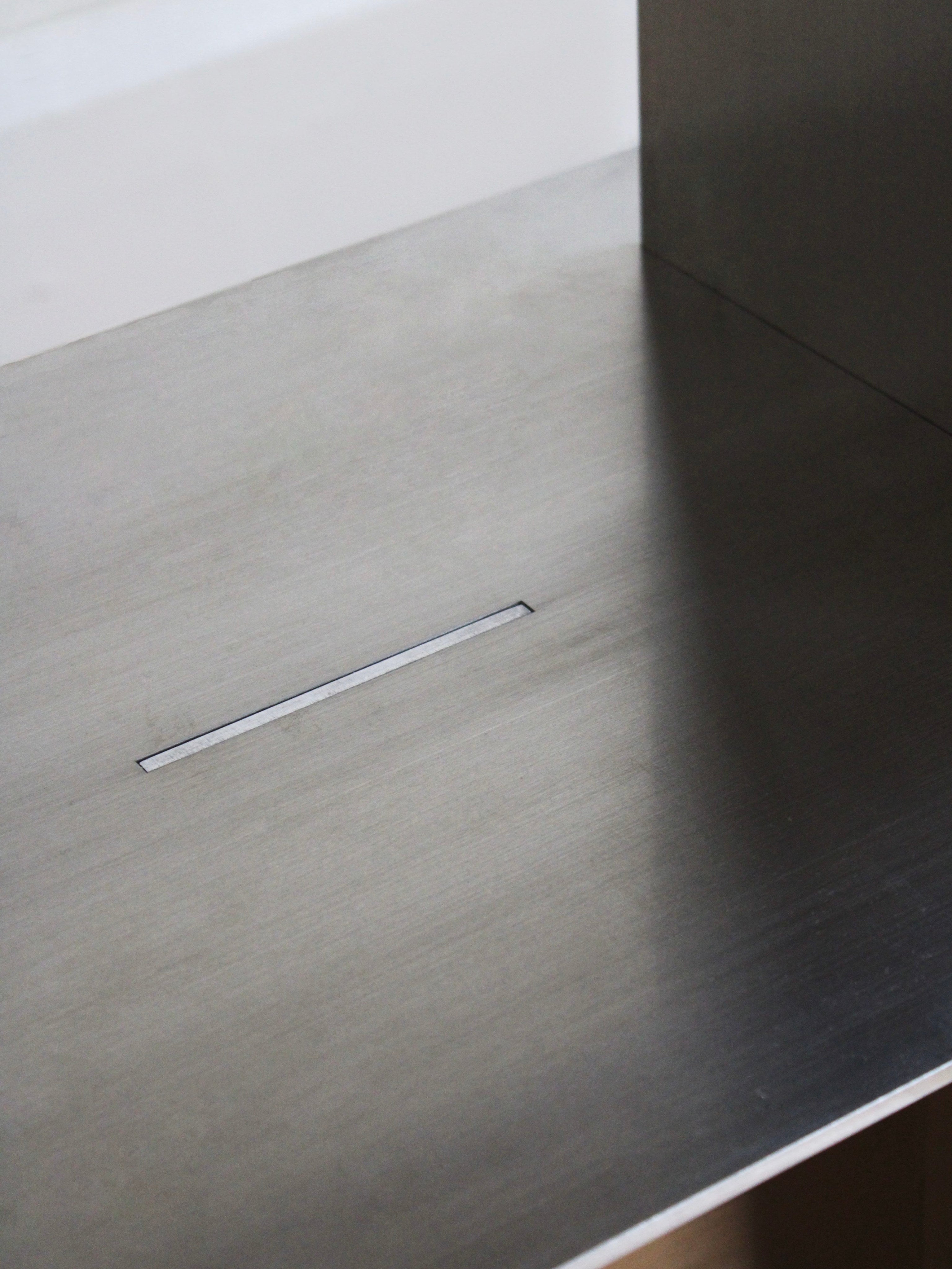 Lamina aluminum console — additional view