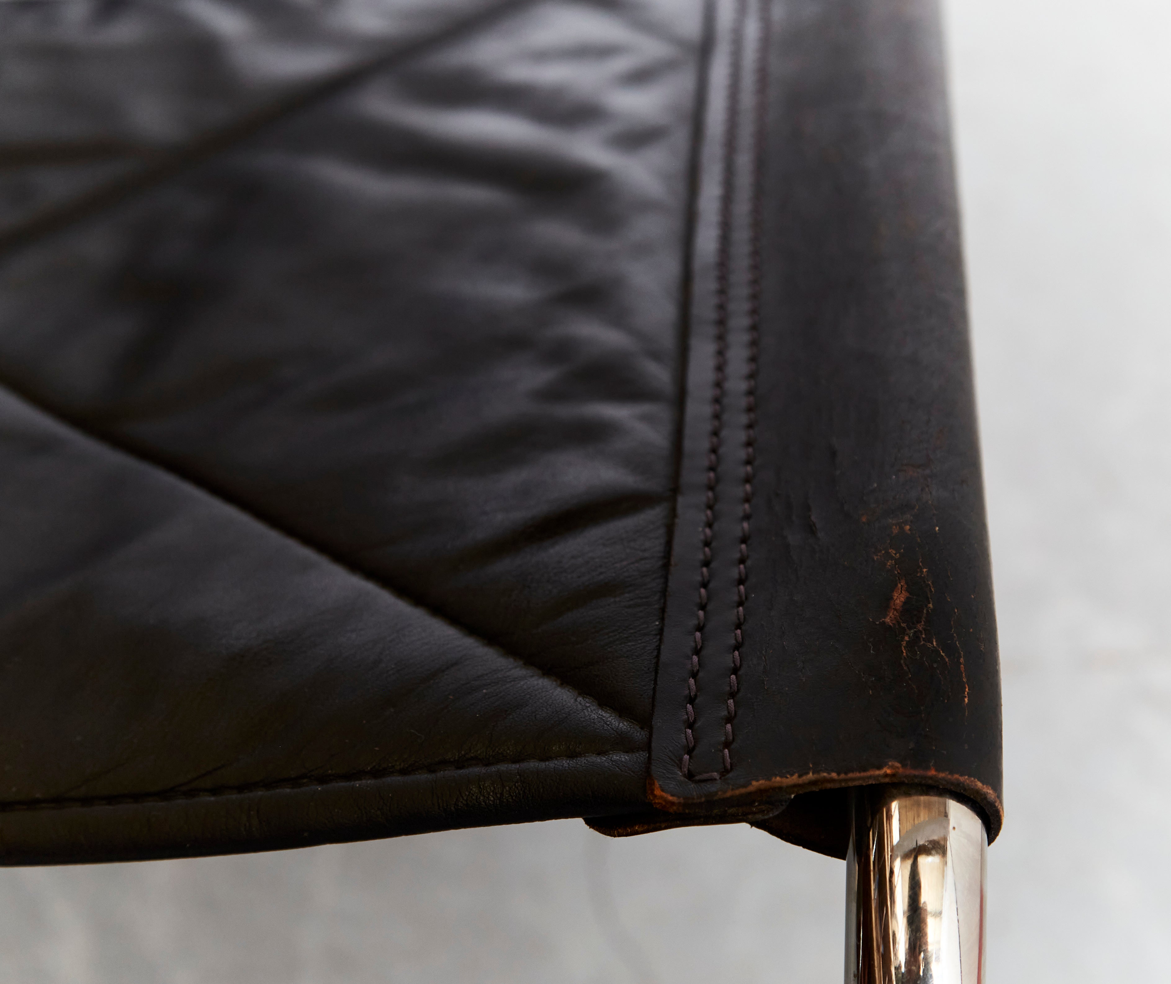 Hans Eichenberger Lounge Chair & Ottomane HE1106 for Strässle — close-up of black leather upholstery detail