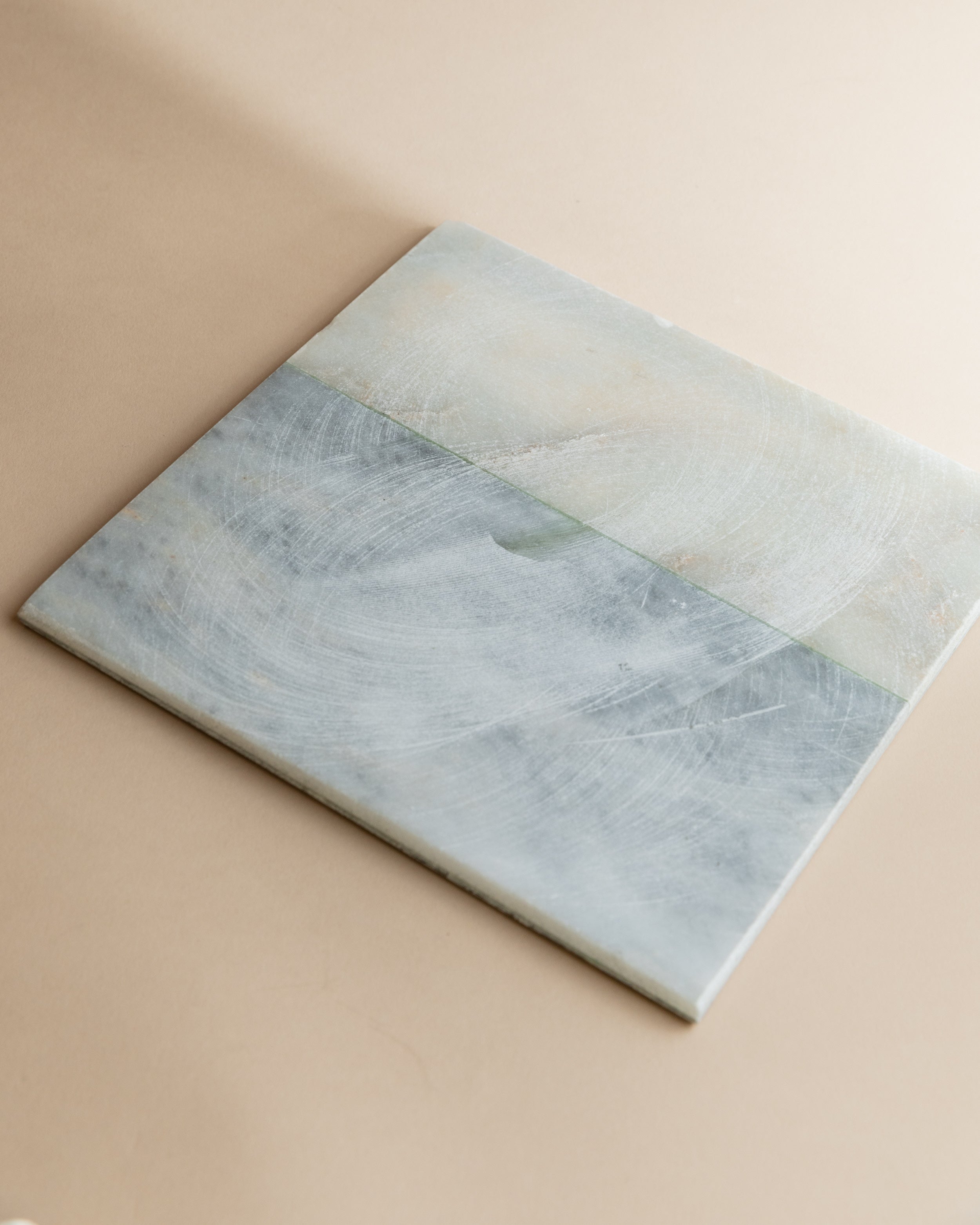 Ensemble d'échecs en marbre - Plateau en pierre avec pièces sculptées, Italie années 1960