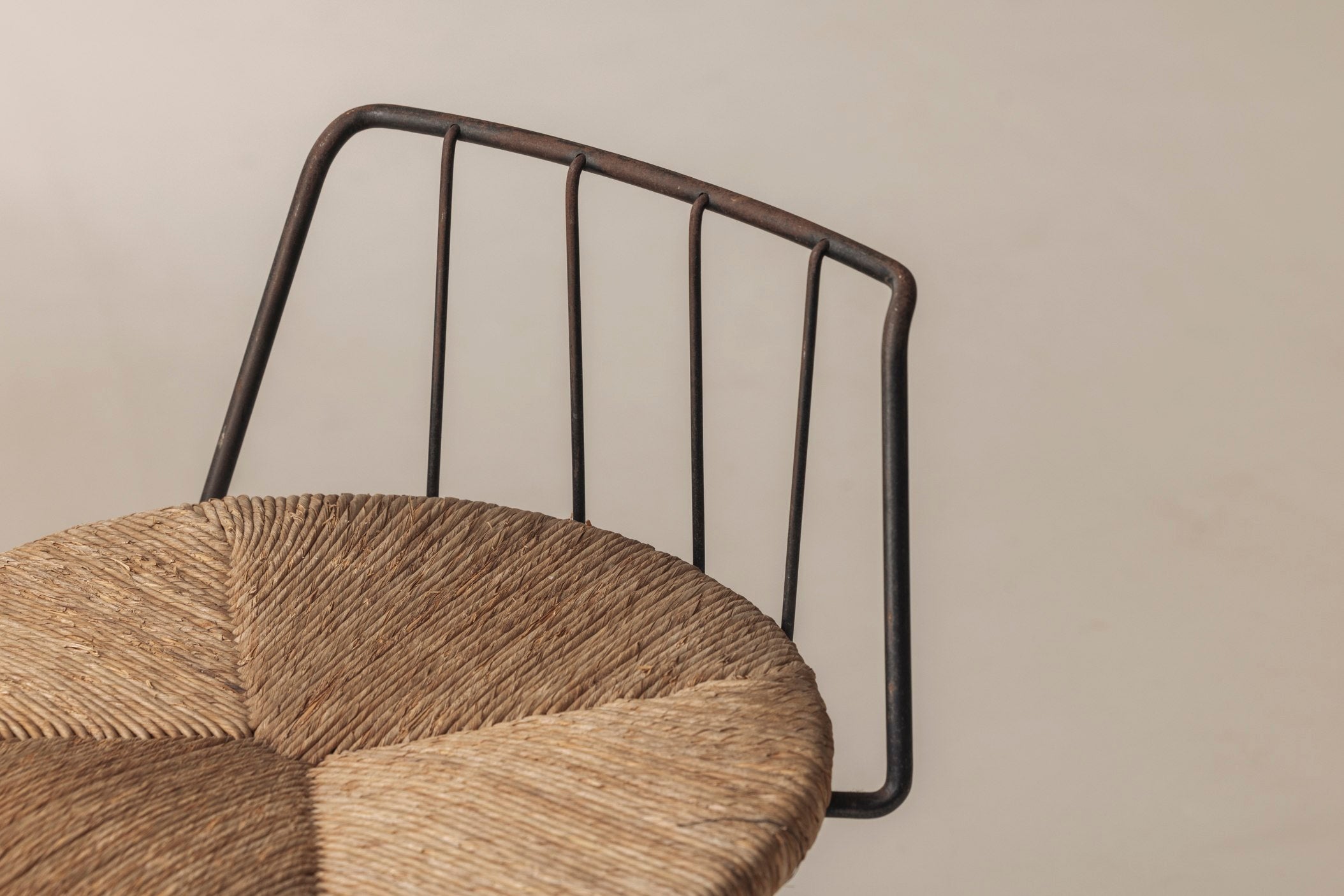 Rare French tripod stool in metal and rush, dating from the 1950s — view 9