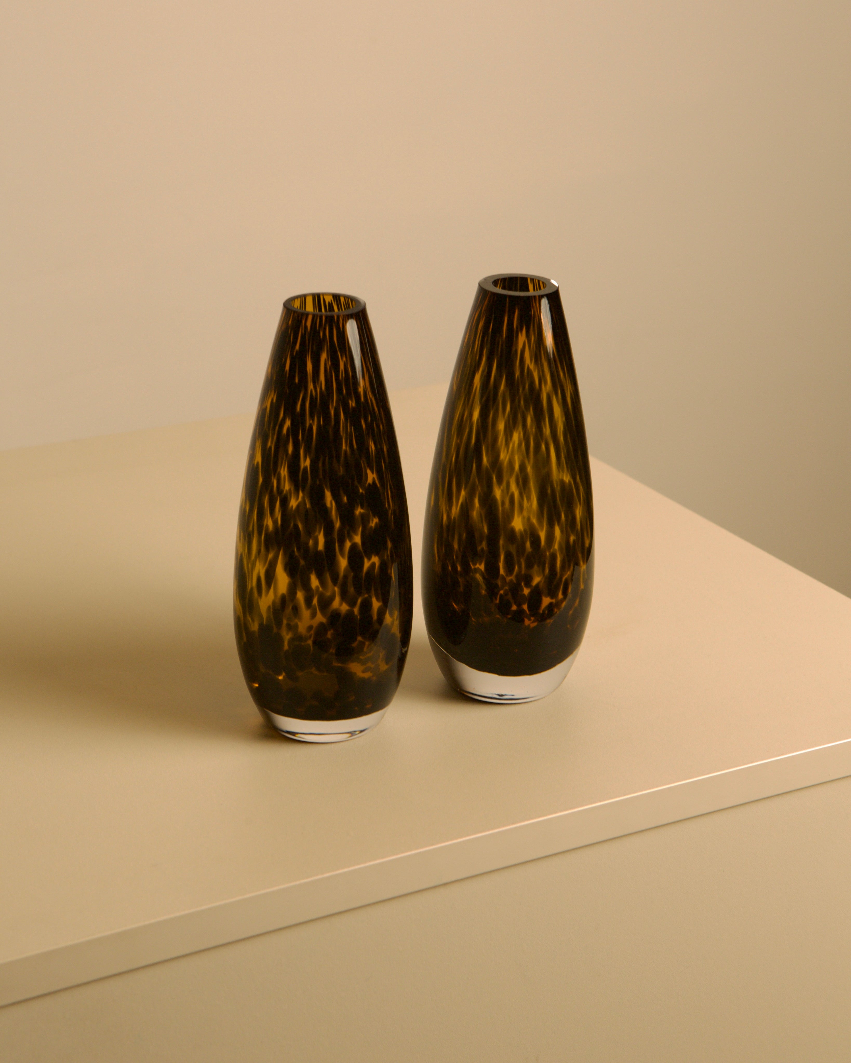 Pair of "Leopard" Murano Glass Vases from the 1980s — close-up showing amber and brown patterns